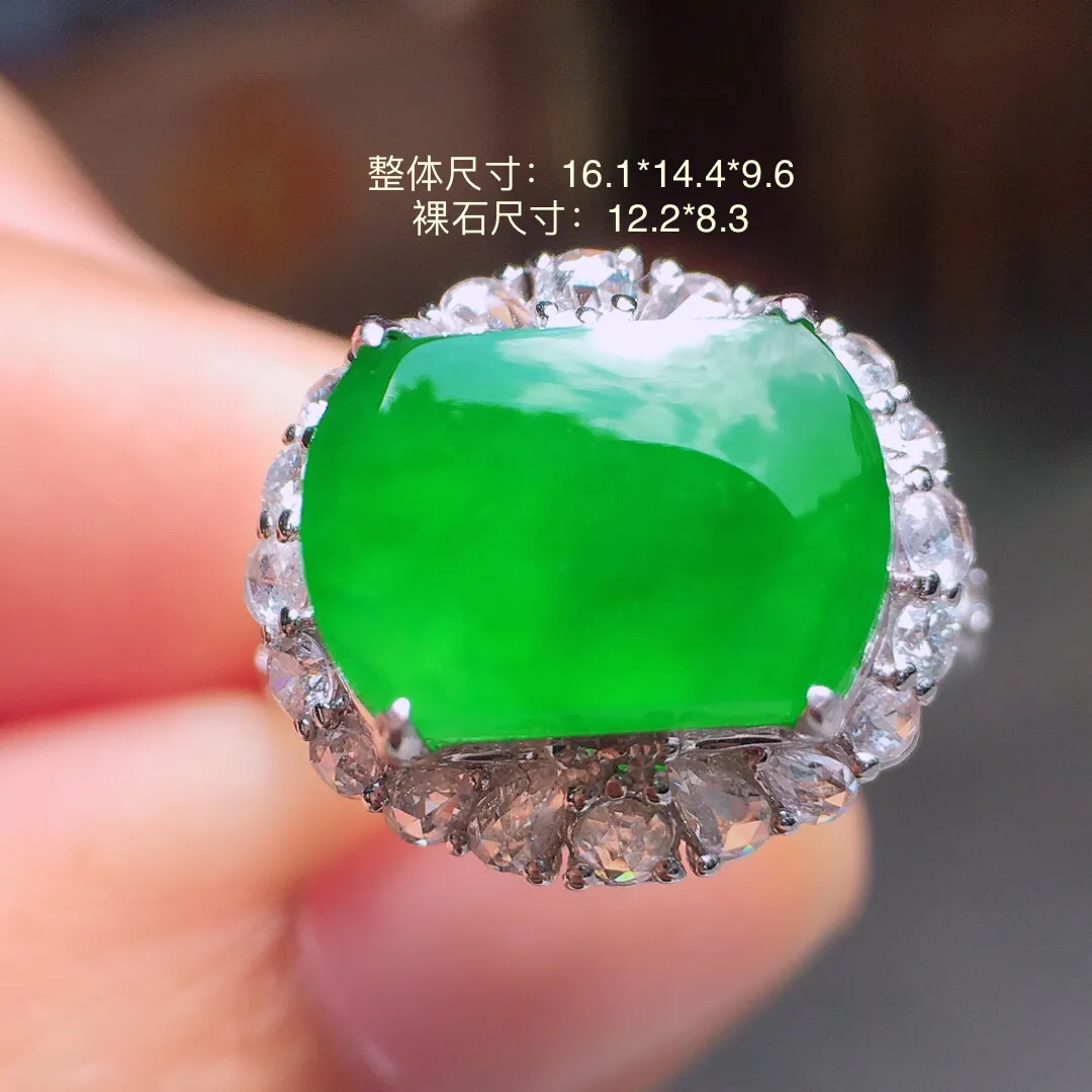 阳绿马鞍戒指，色泽均匀艳丽，玉质细腻，荧光感超
强，饱满水润，气质满满。18k
金豪华镶嵌