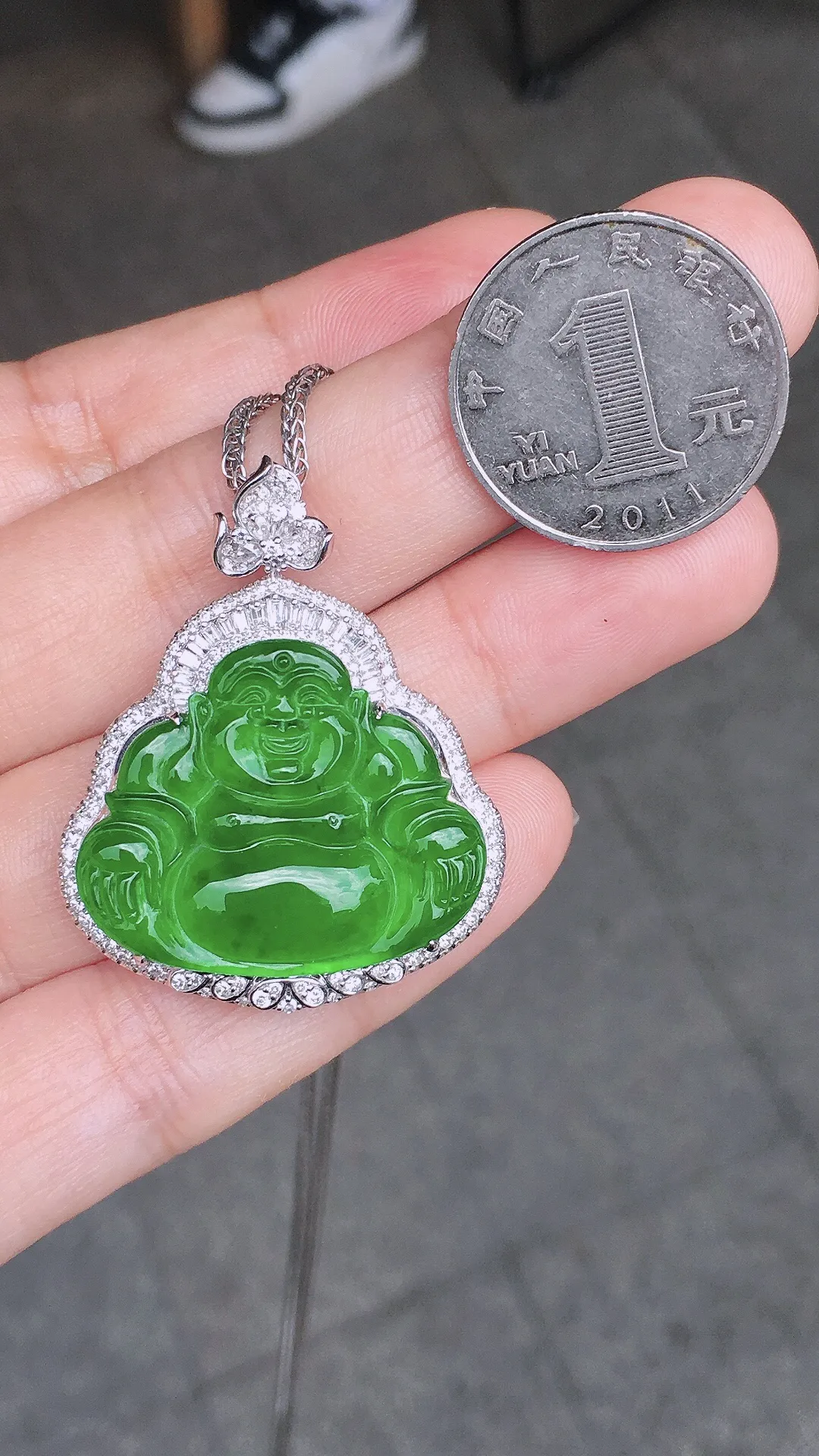 满绿佛公吊坠，色泽均匀浓郁，玉质细腻，荧光感超
强，饱满水润，气质满满。18k
金豪华镶嵌