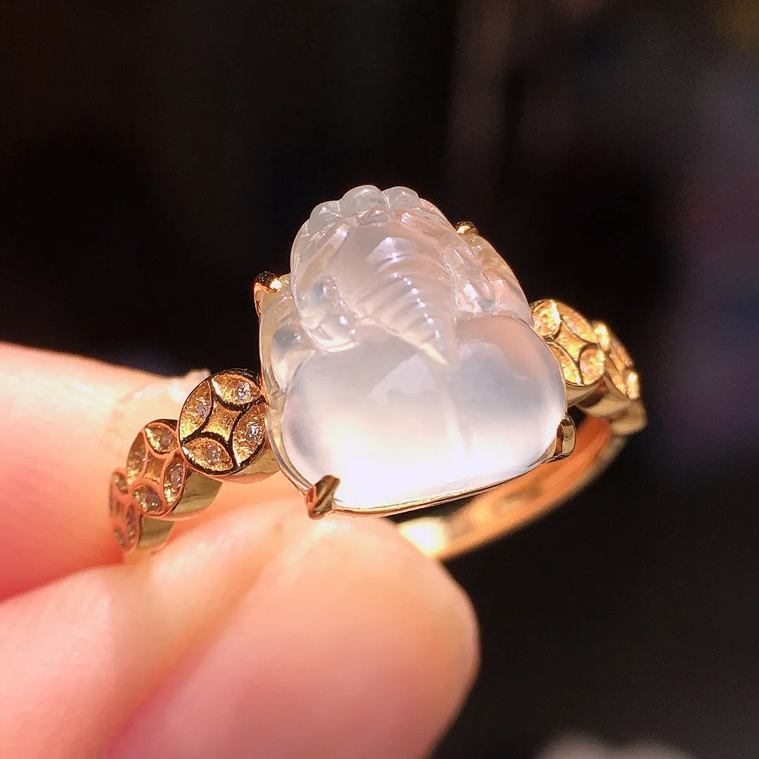 冰种貔貅戒指，玉质细腻，荧光感超
强，饱满水润，气质满满。18k
金豪华镶嵌