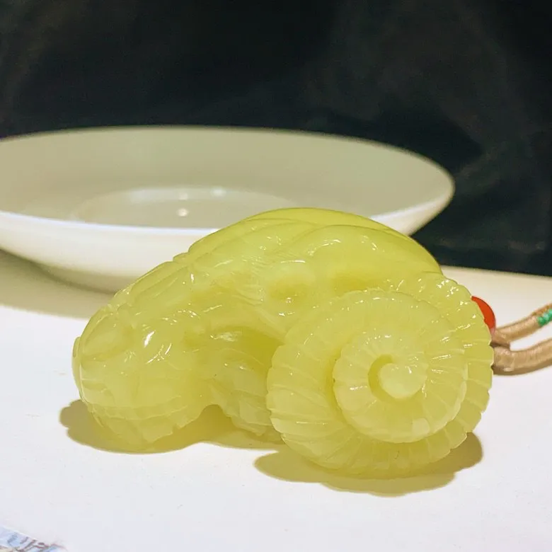 新疆若羌黄口料扭转乾坤。牛头挂件。尺寸60/52/29重90.8克。玉质细腻油润。手推出油。品相大气 lt2505012