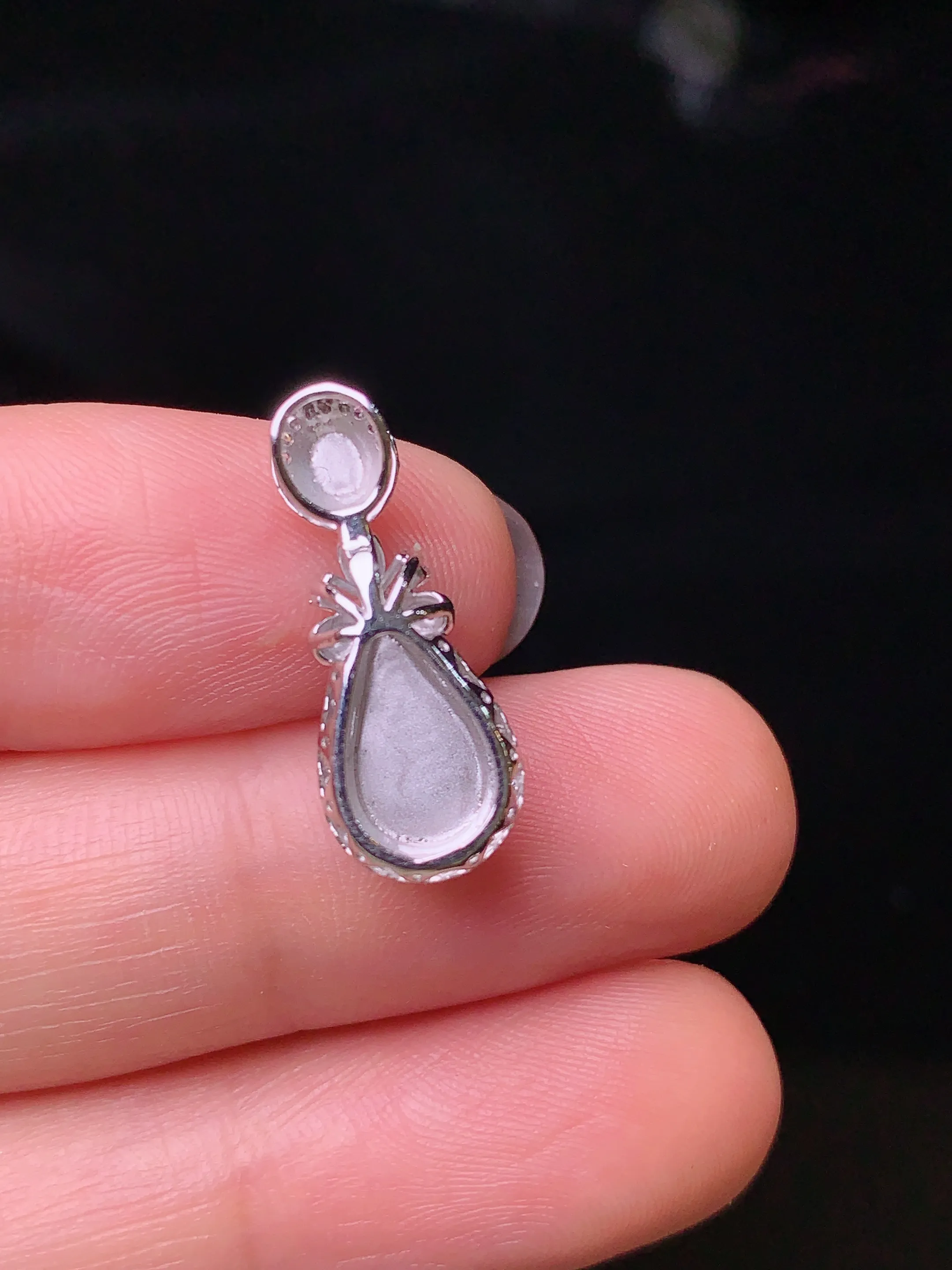 18k金钻镶嵌冰种水滴吊坠 玉质细腻 色泽清新艳丽 整体尺寸20.3*8.1*5.8