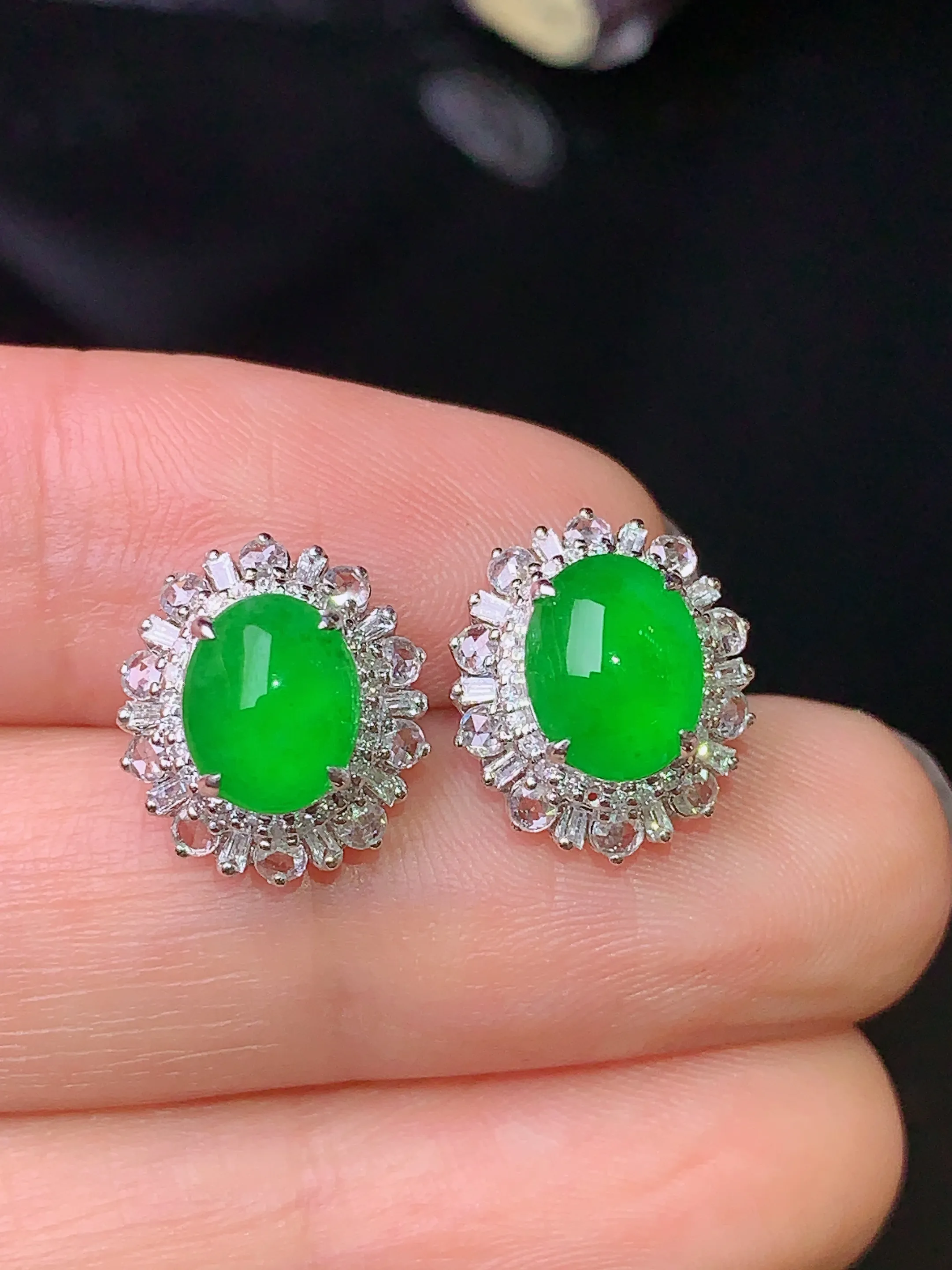 18k金钻镶嵌满绿蛋面耳钉 玉质细腻 色泽清新艳丽 整体尺寸13*11*8