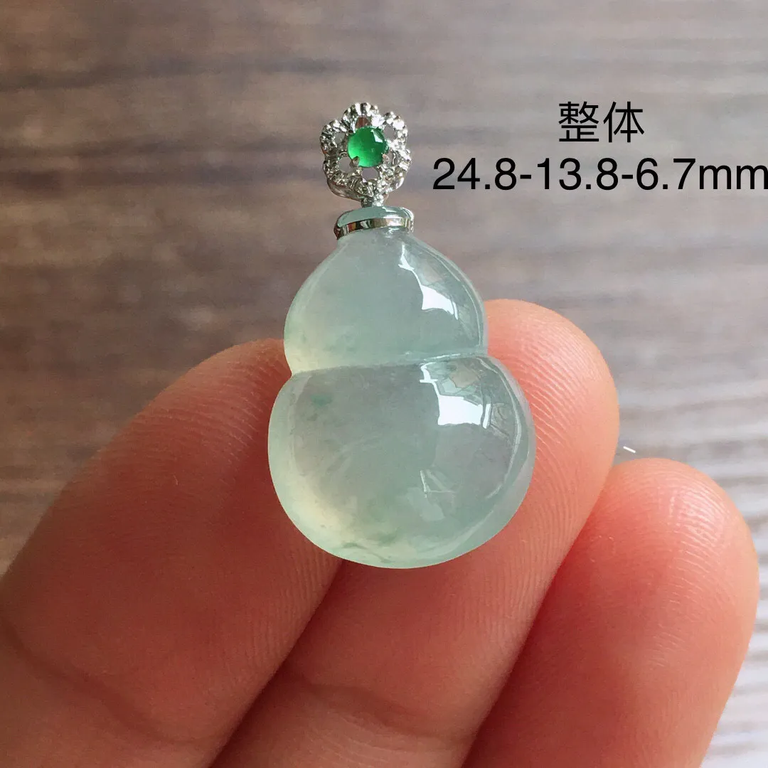 冰晴底葫芦吊坠，18k金扣头，冰润细腻，种水足，整体尺寸24.8*13.8*6.7