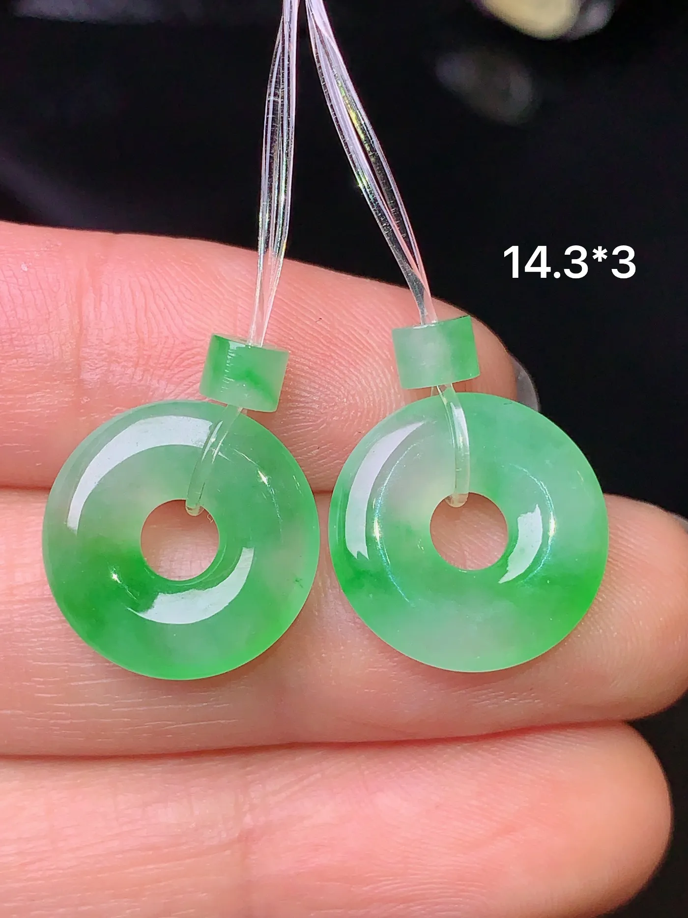 翠绿平安环一对 玉质细腻 色泽清新艳丽 整体尺寸14.3*3