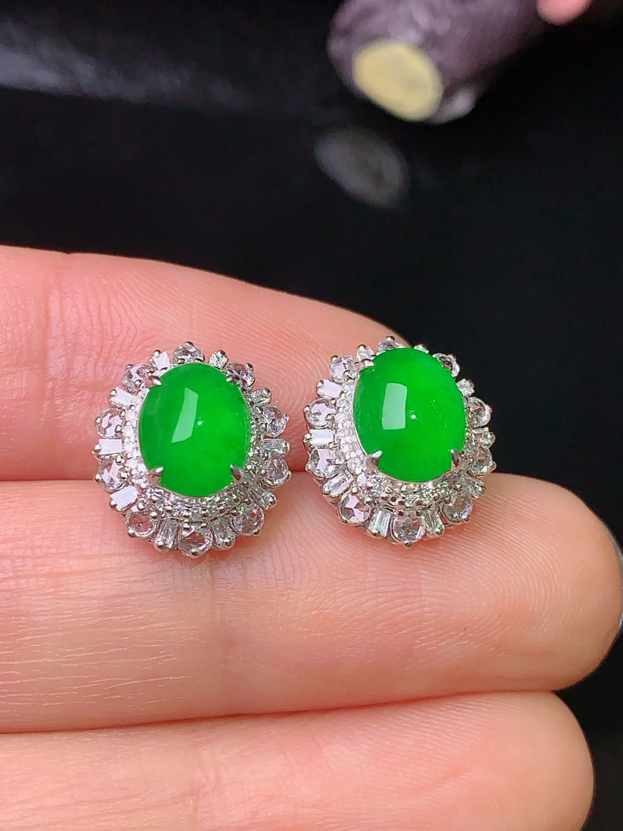 18k金钻镶嵌满绿蛋面耳钉 玉质细腻 色泽清新艳丽 整体尺寸13*11*8