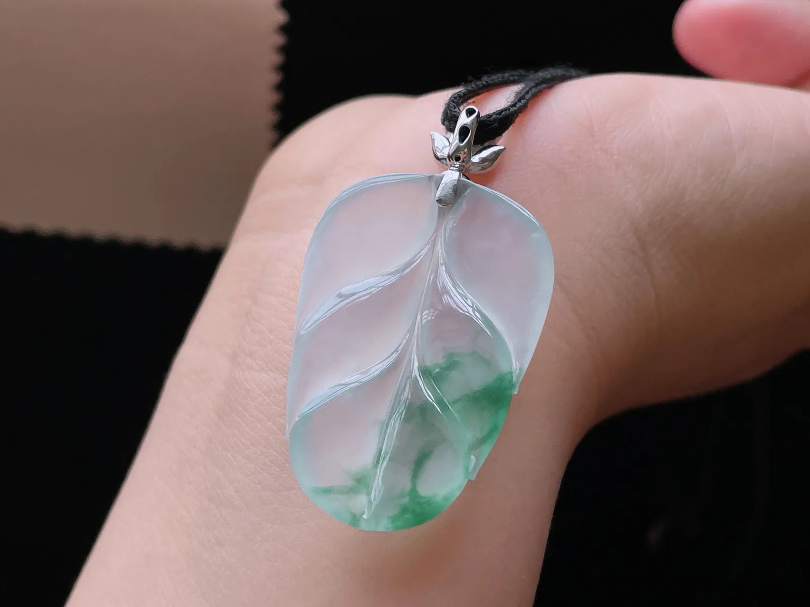 18K 冰种飘花·叶子

裸35.2-23.9-4.2