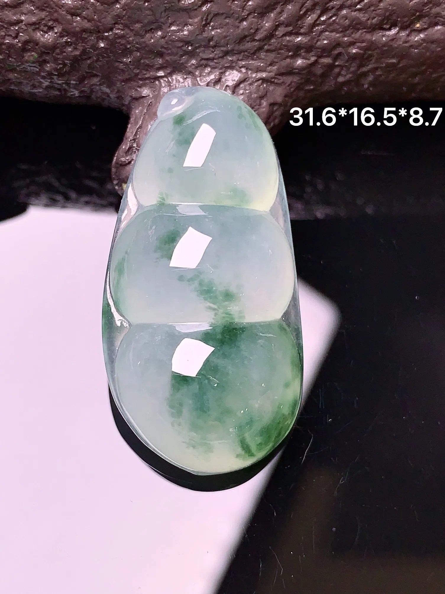 飘绿四季豆吊坠 玉质细腻 色泽清新艳丽 整体尺寸31.6*16.5*8.7