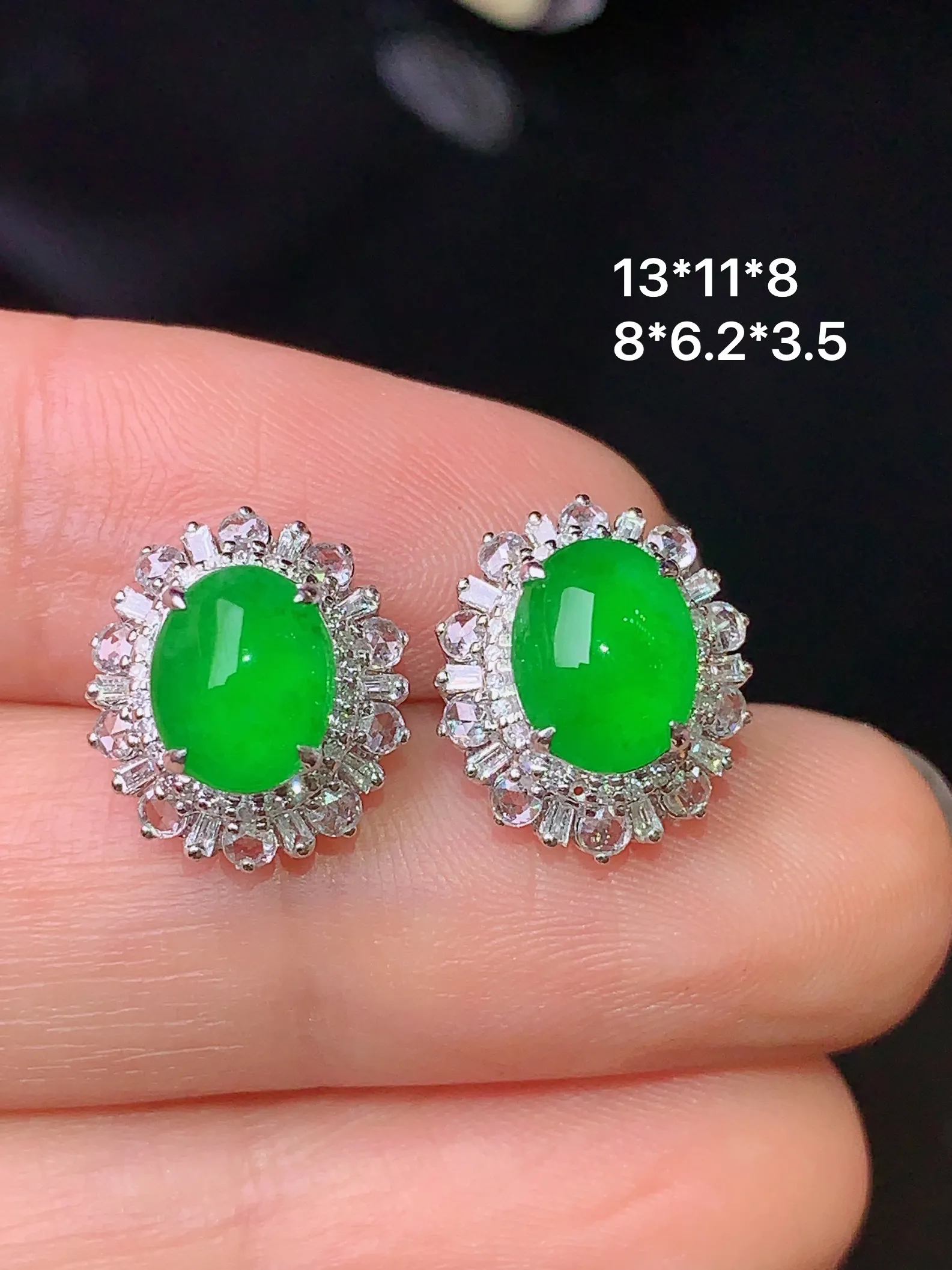 18k金钻镶嵌满绿蛋面耳钉 玉质细腻 色泽清新艳丽 整体尺寸13*11*8