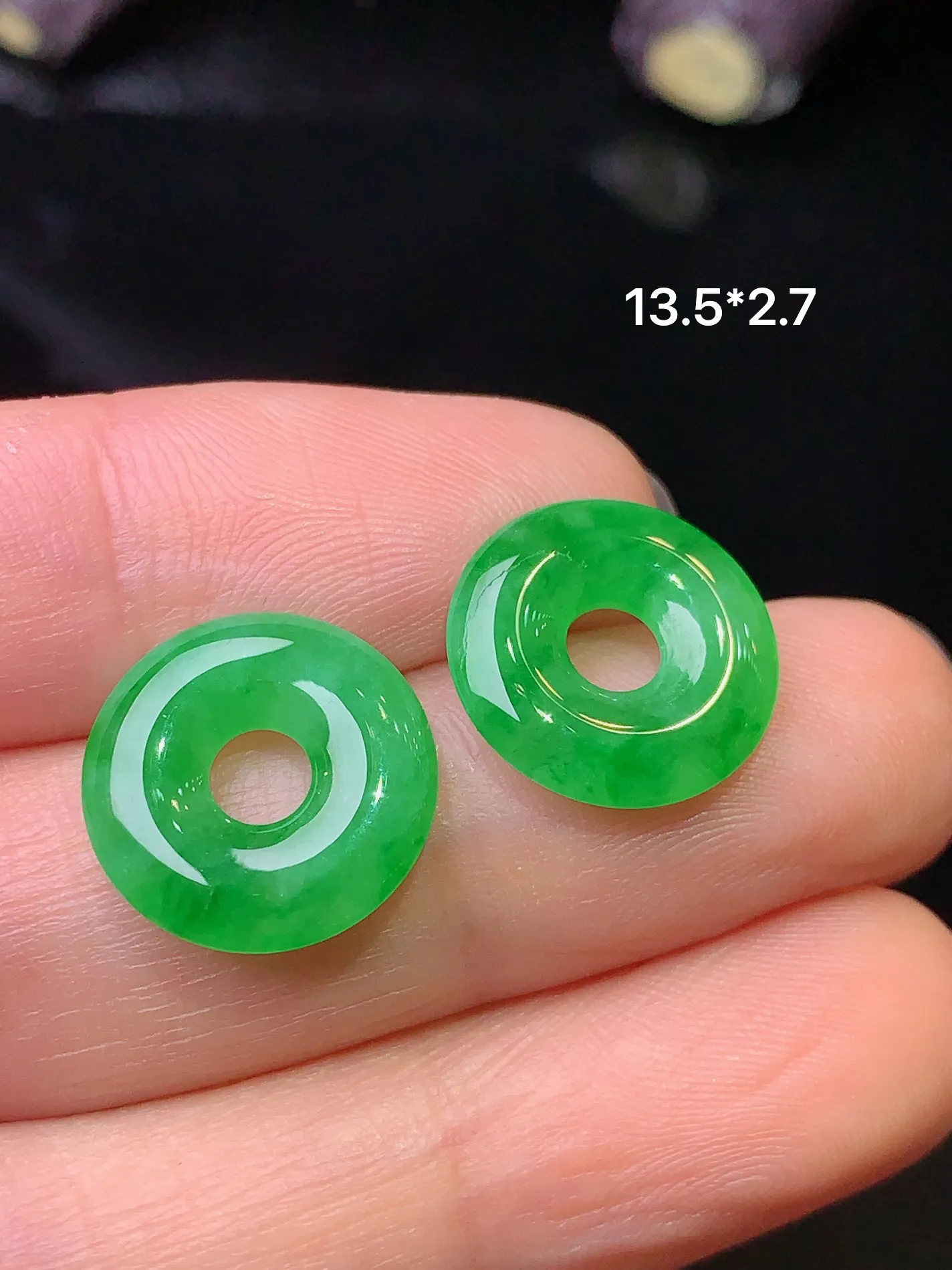 翠绿平安环一对 玉质细腻 色泽清新艳丽 整体尺寸12.5*2.7