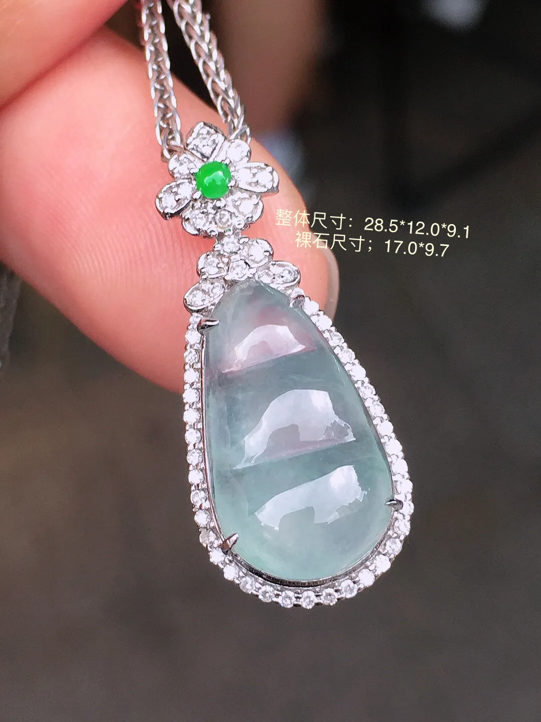 冰种福豆吊坠，玉质细腻，荧光感超
强，饱满水润，气质满满。18k
金豪华镶嵌