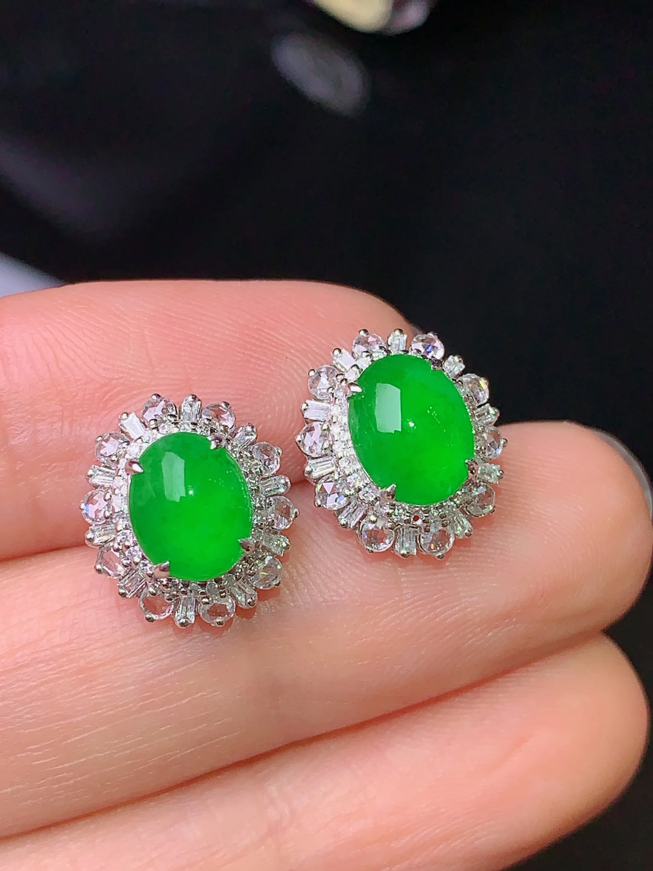 18k金钻镶嵌满绿蛋面耳钉 玉质细腻 色泽清新艳丽 整体尺寸13*11*8