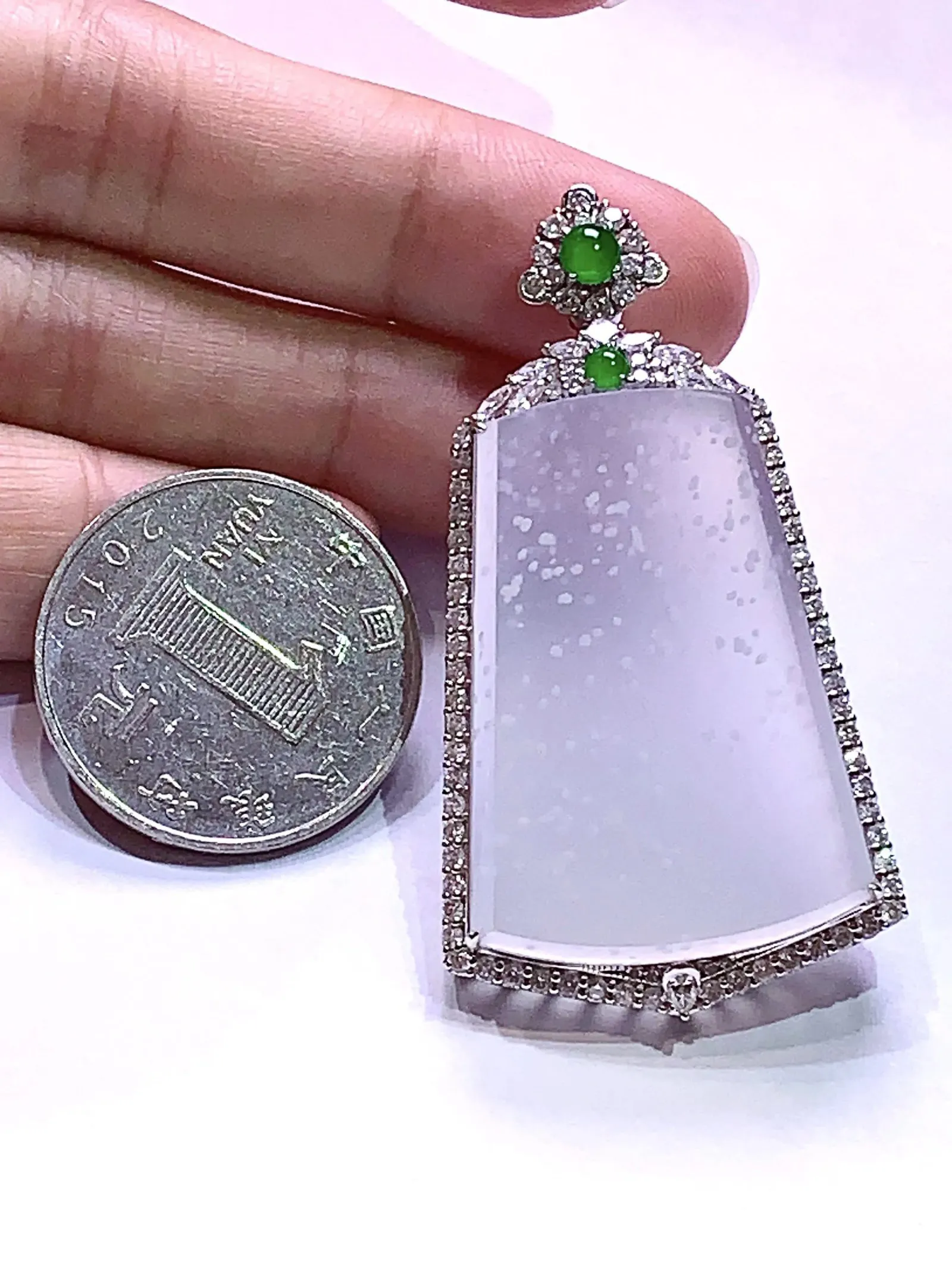 18k金钻镶嵌高冰雪花棉无事牌吊坠玉质细腻 大气整体尺寸53.4*28.6*9.5