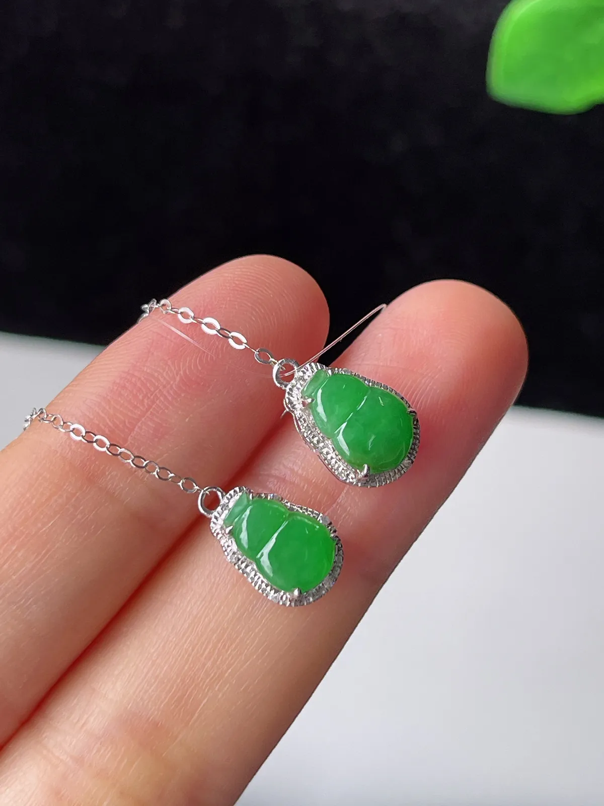 18k金伴钻石镶嵌 翡翠耳线款耳坠