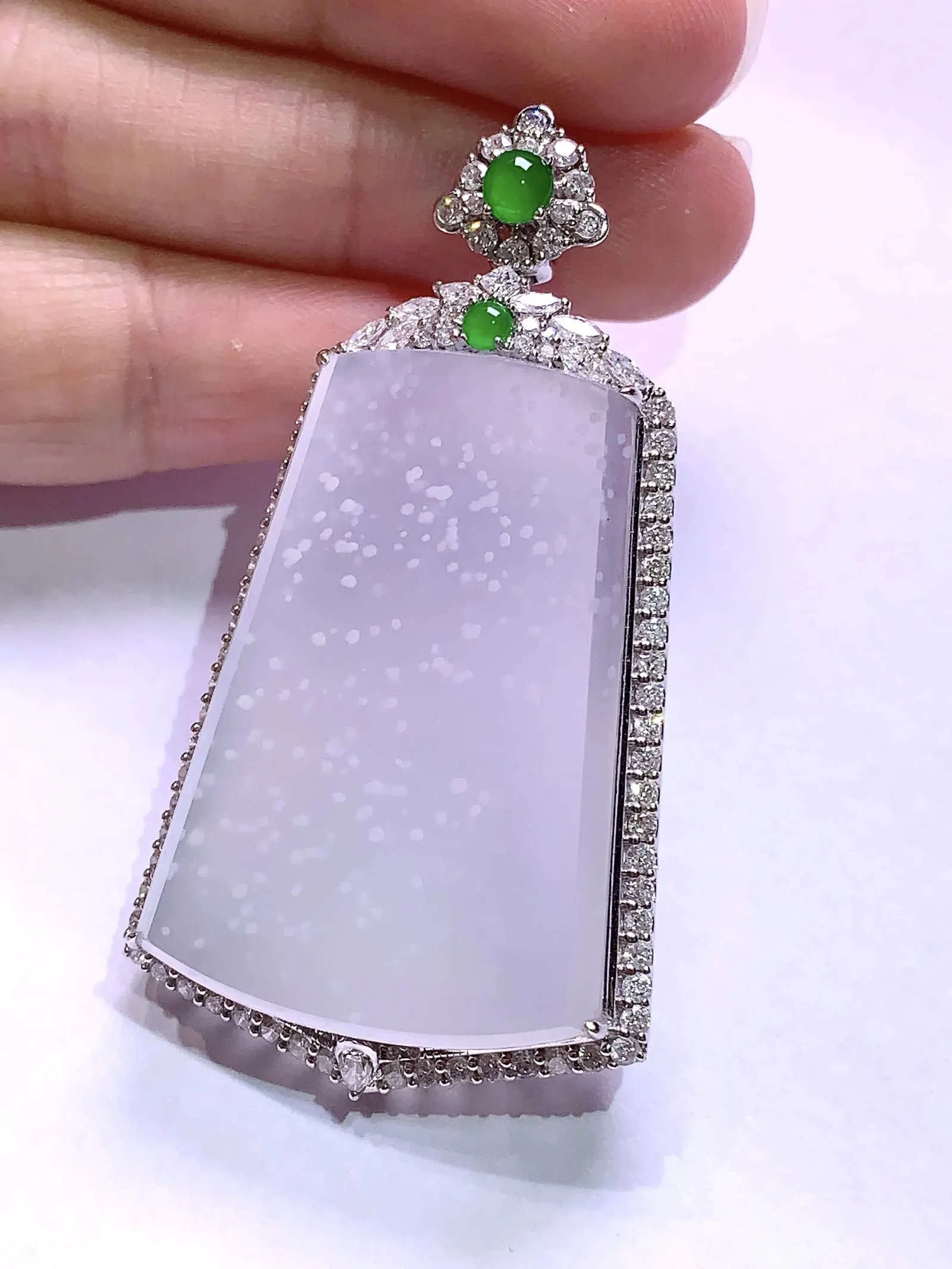 18k金钻镶嵌高冰雪花棉无事牌吊坠玉质细腻 大气整体尺寸53.4*28.6*9.5