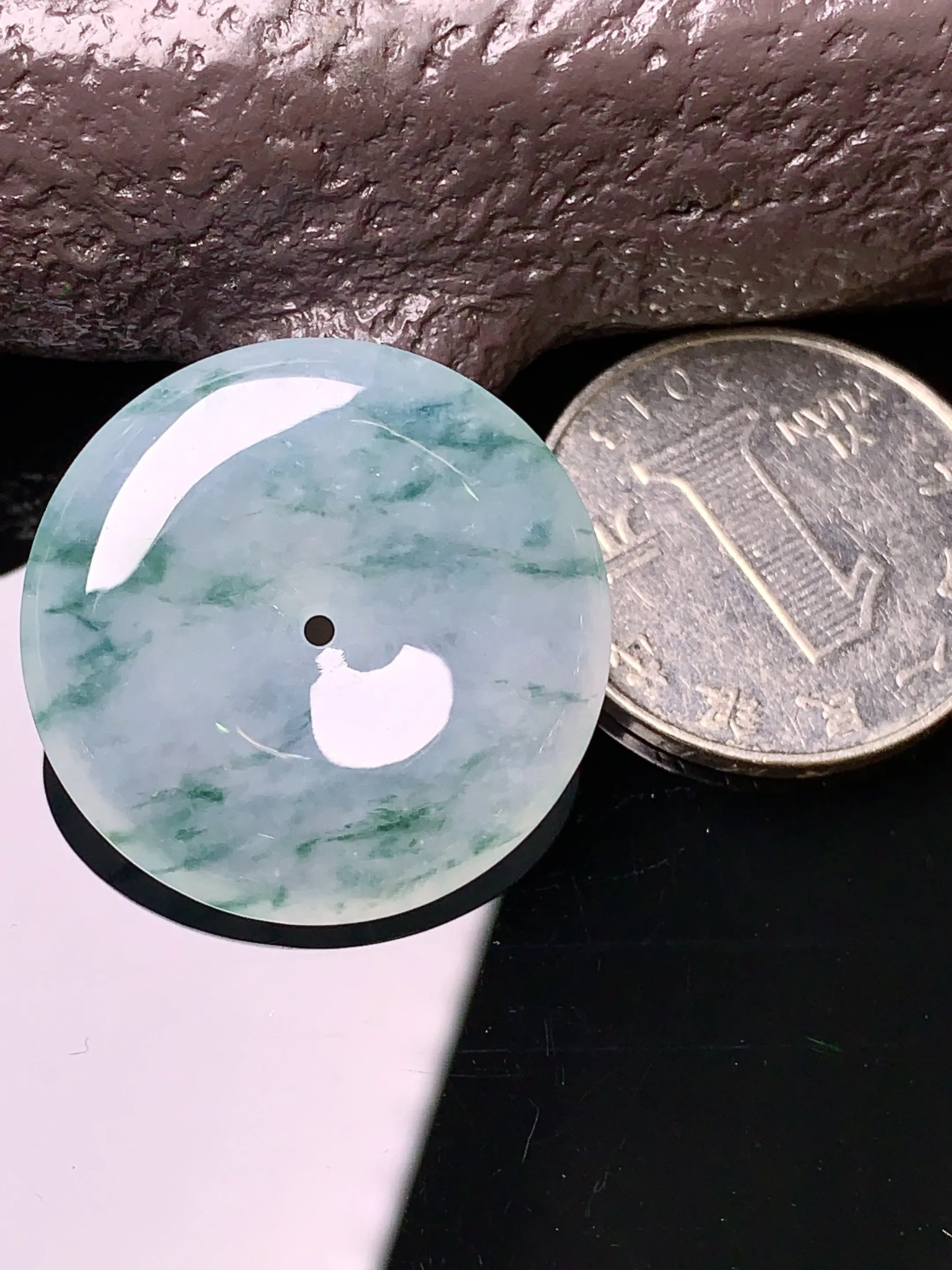 飘绿平安扣吊坠 玉质细腻 色泽清新艳丽 整体尺寸27*5.7