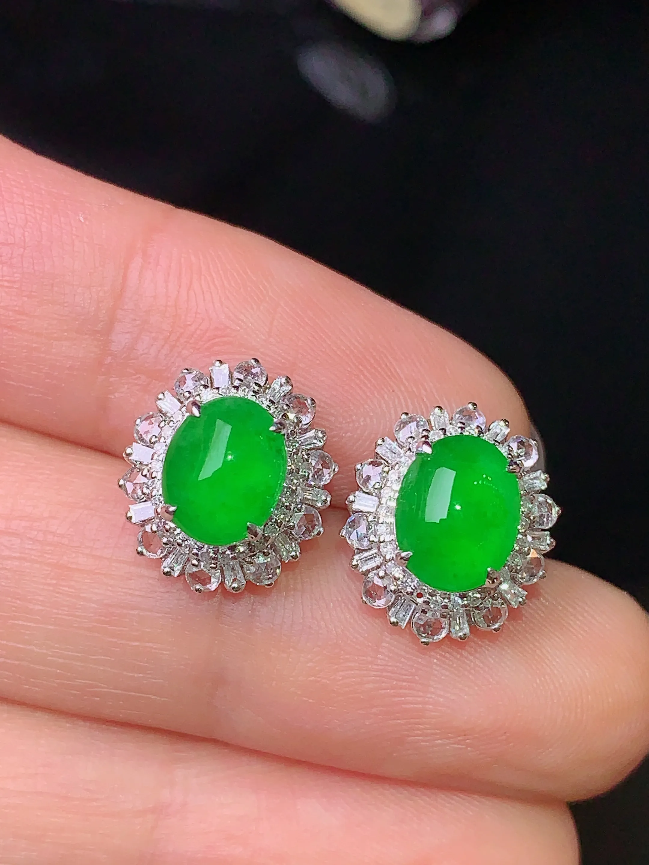 18k金钻镶嵌满绿蛋面耳钉 玉质细腻 色泽清新艳丽 整体尺寸13*11*8