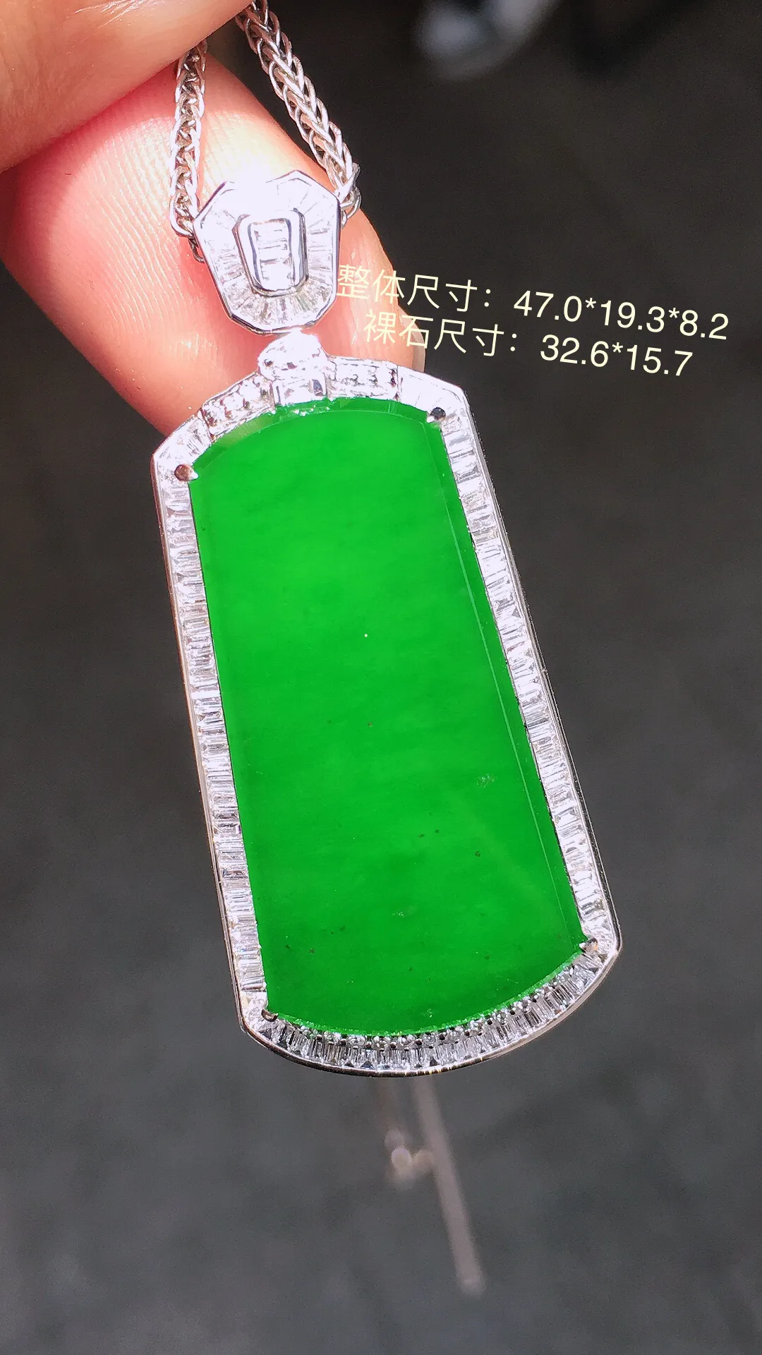 阳绿无事牌吊坠，色泽均匀艳丽，玉质细腻，荧光感超
强，饱满水润，气质满满。18k
金豪华镶嵌