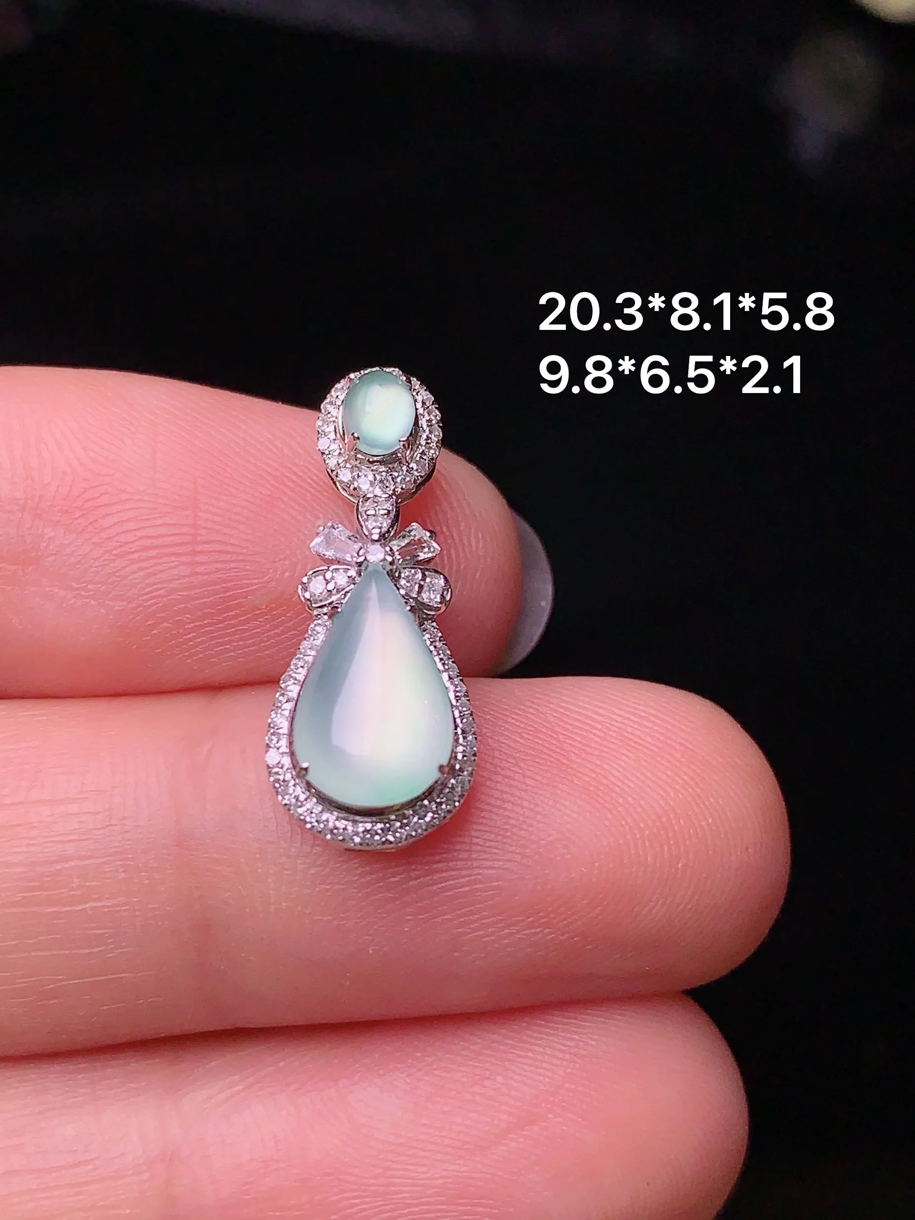 18k金钻镶嵌冰种水滴吊坠 玉质细腻 色泽清新艳丽 整体尺寸20.3*8.1*5.8