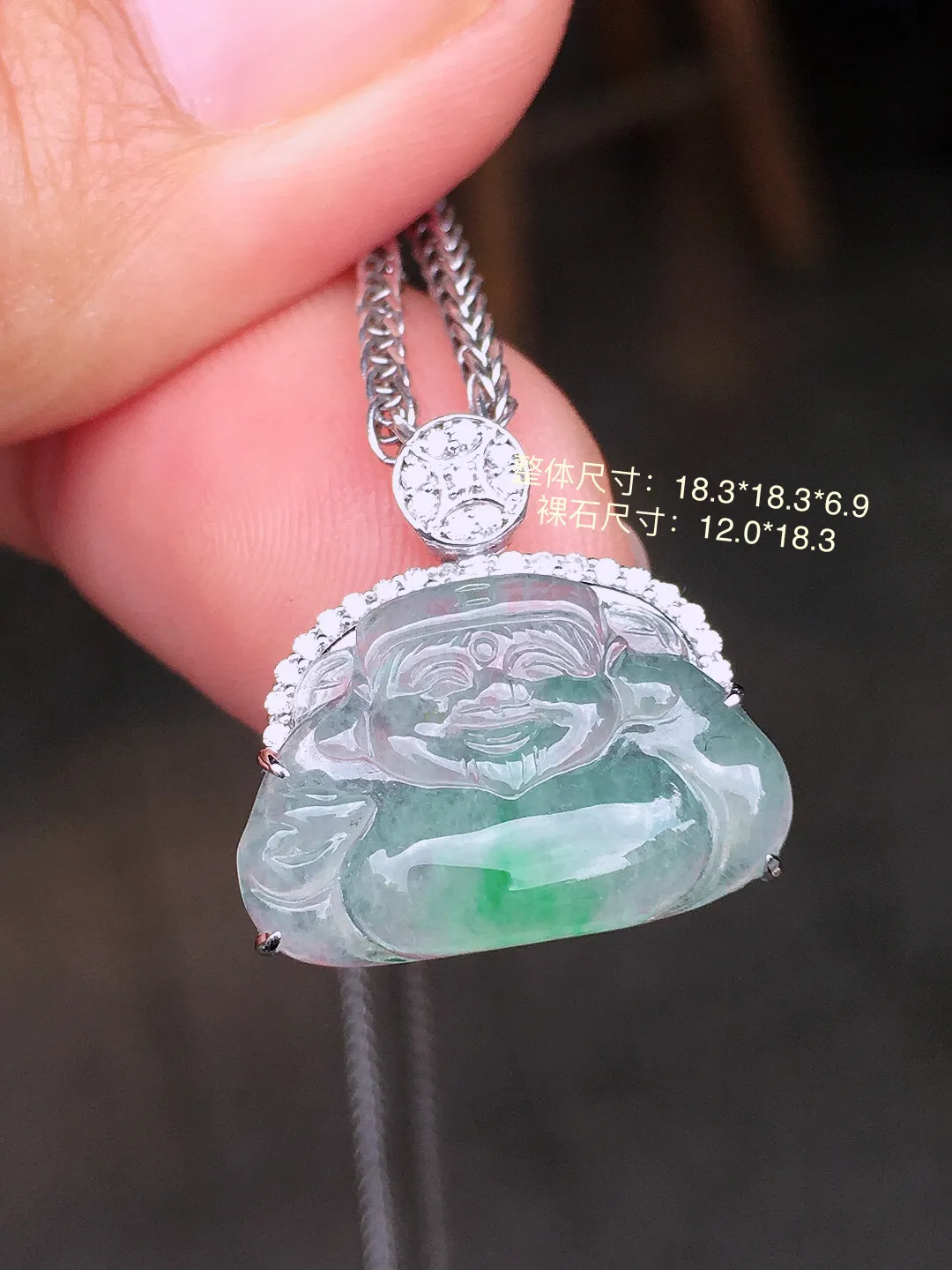 冰飘绿【财神爷】吊坠，色泽艳丽，玉质细腻，荧光感超
强，饱满水润，气质满满。18k
金豪华镶嵌