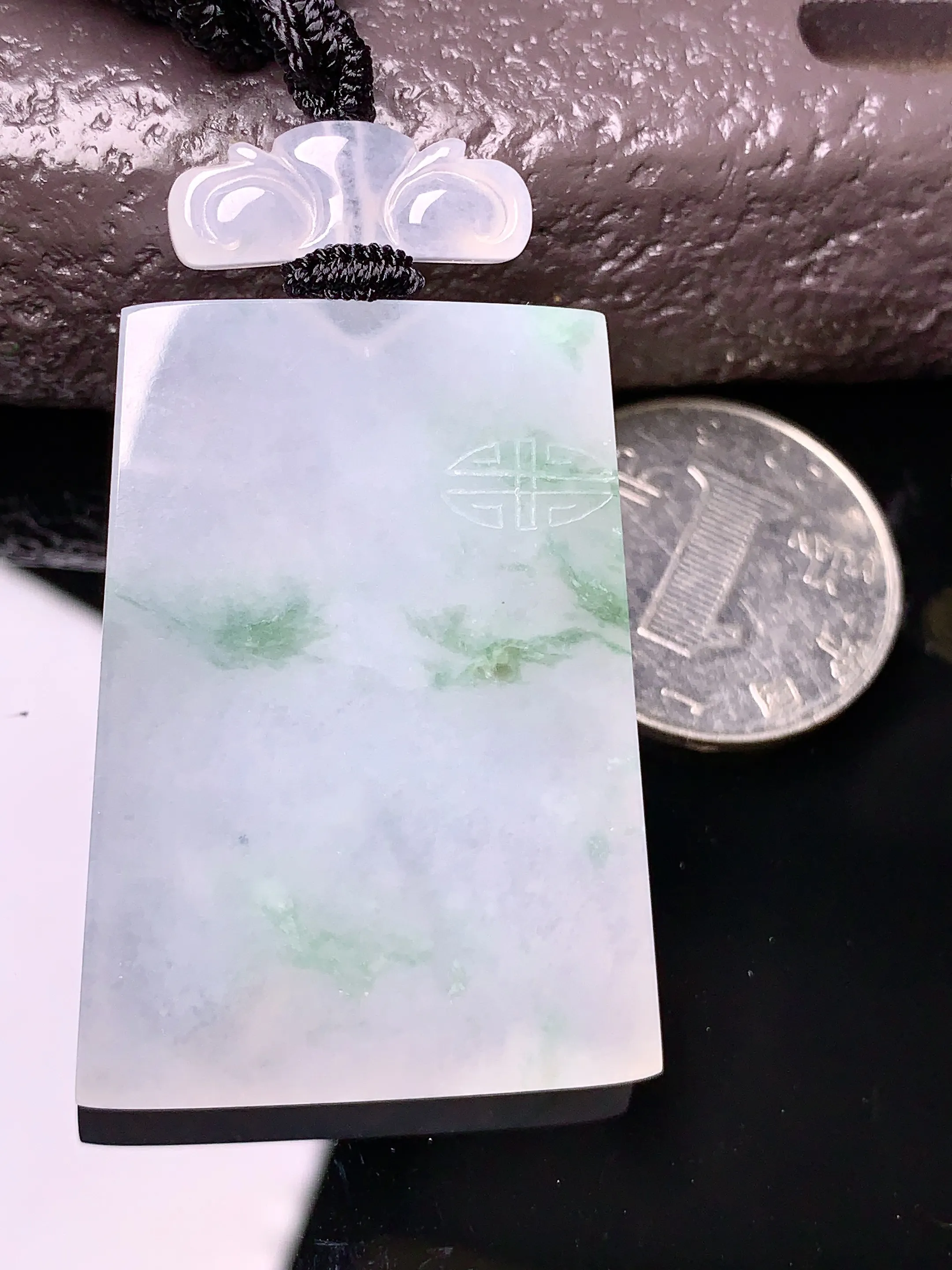 飘绿无事牌吊坠 玉质细腻 色泽清新艳丽 整体尺寸42.4*31.5*5.3