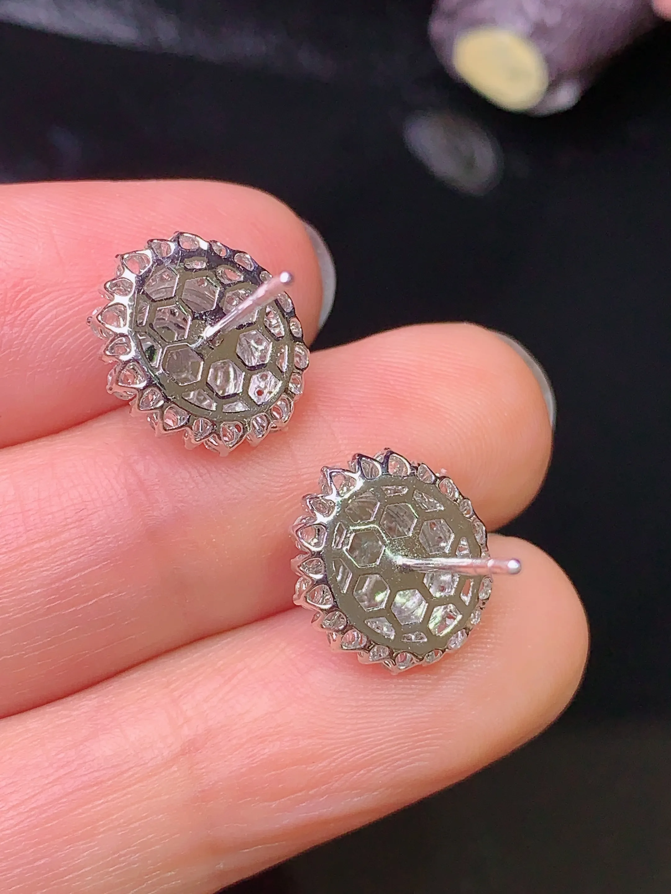 18k金钻镶嵌满绿蛋面耳钉 玉质细腻 色泽清新艳丽 整体尺寸13*11*8