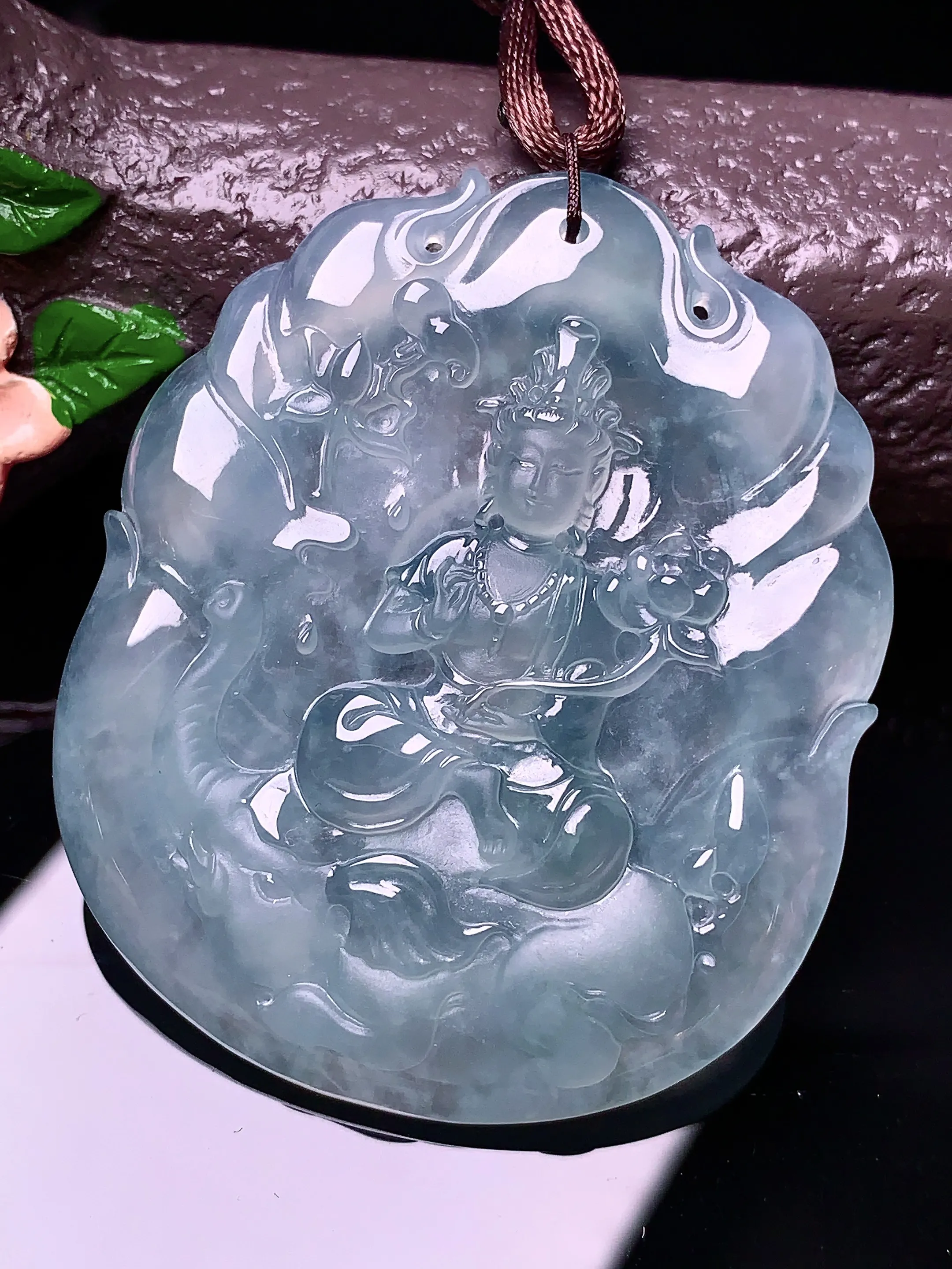 冰种普贤菩萨吊坠 玉质细腻 色泽清新艳丽 整体尺寸50.2*42*5.6