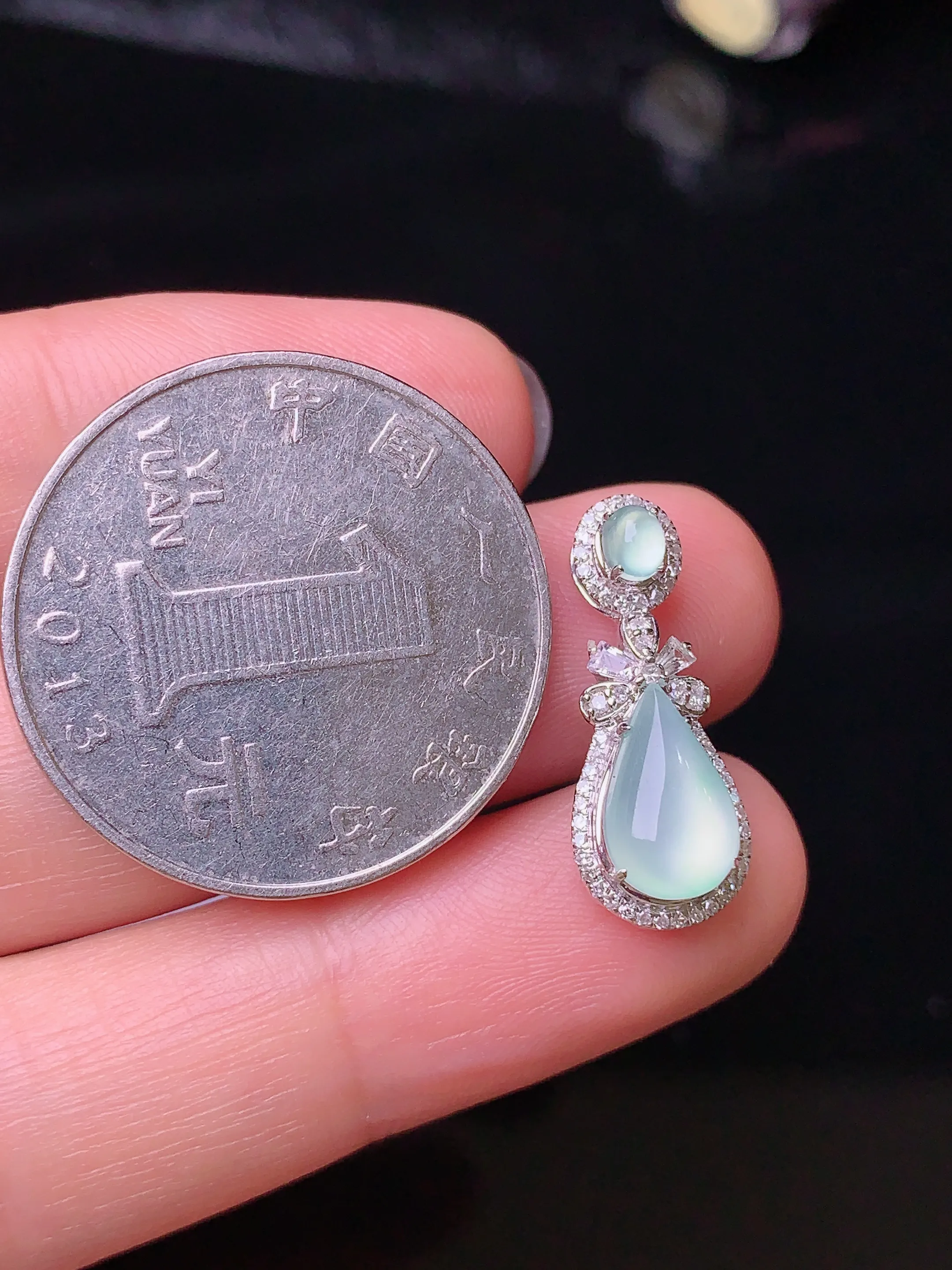 18k金钻镶嵌冰种水滴吊坠 玉质细腻 色泽清新艳丽 整体尺寸20.3*8.1*5.8