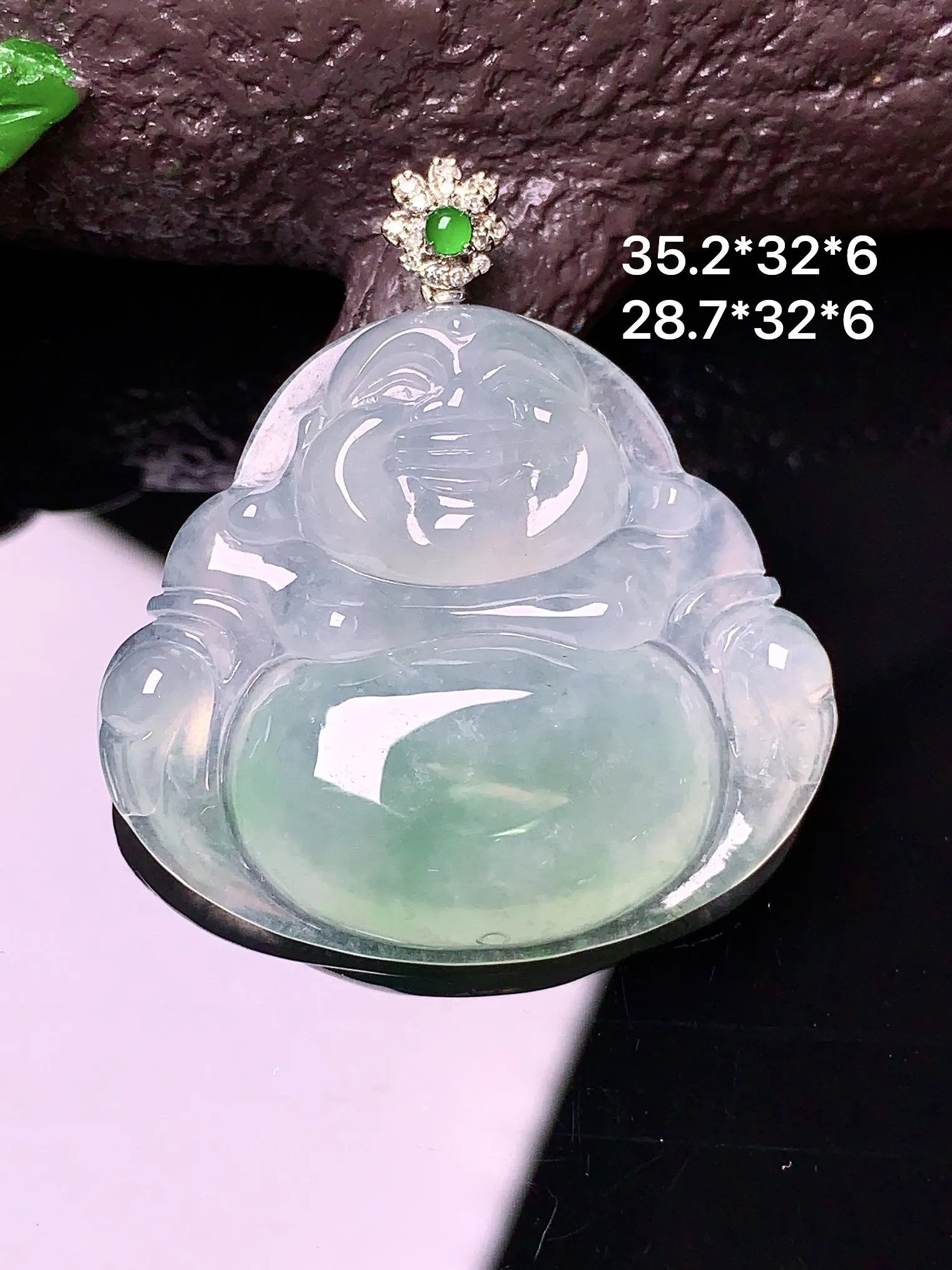 18k金钻镶嵌飘绿佛公吊坠 玉质细腻 色泽清新艳丽 整体尺寸35.2*32*6