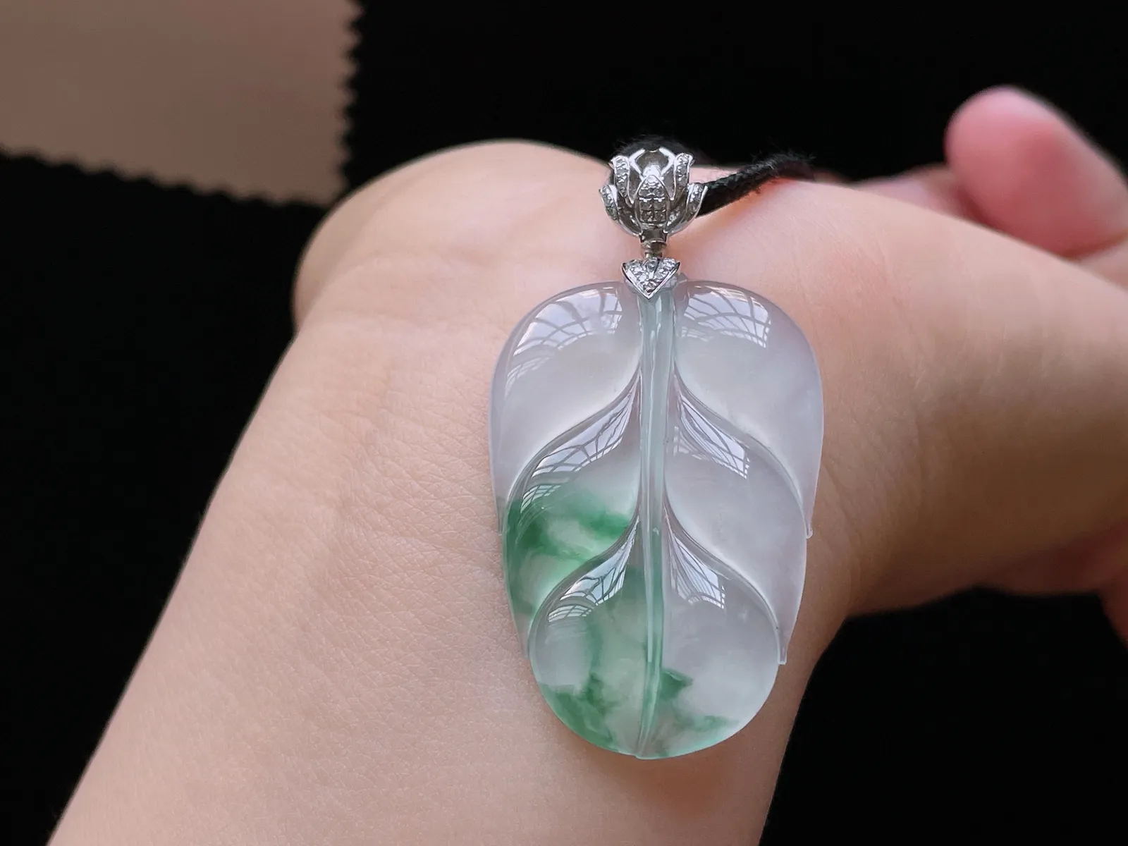 18K 冰种飘花·叶子

裸35.2-23.9-4.2