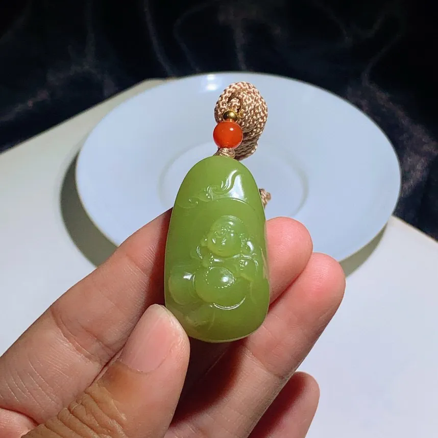 新疆若羌黄玉佛引福来挂件。尺寸38/21/13mm重20克。玉质细腻油润。手推出油。品相大气。 lt250512