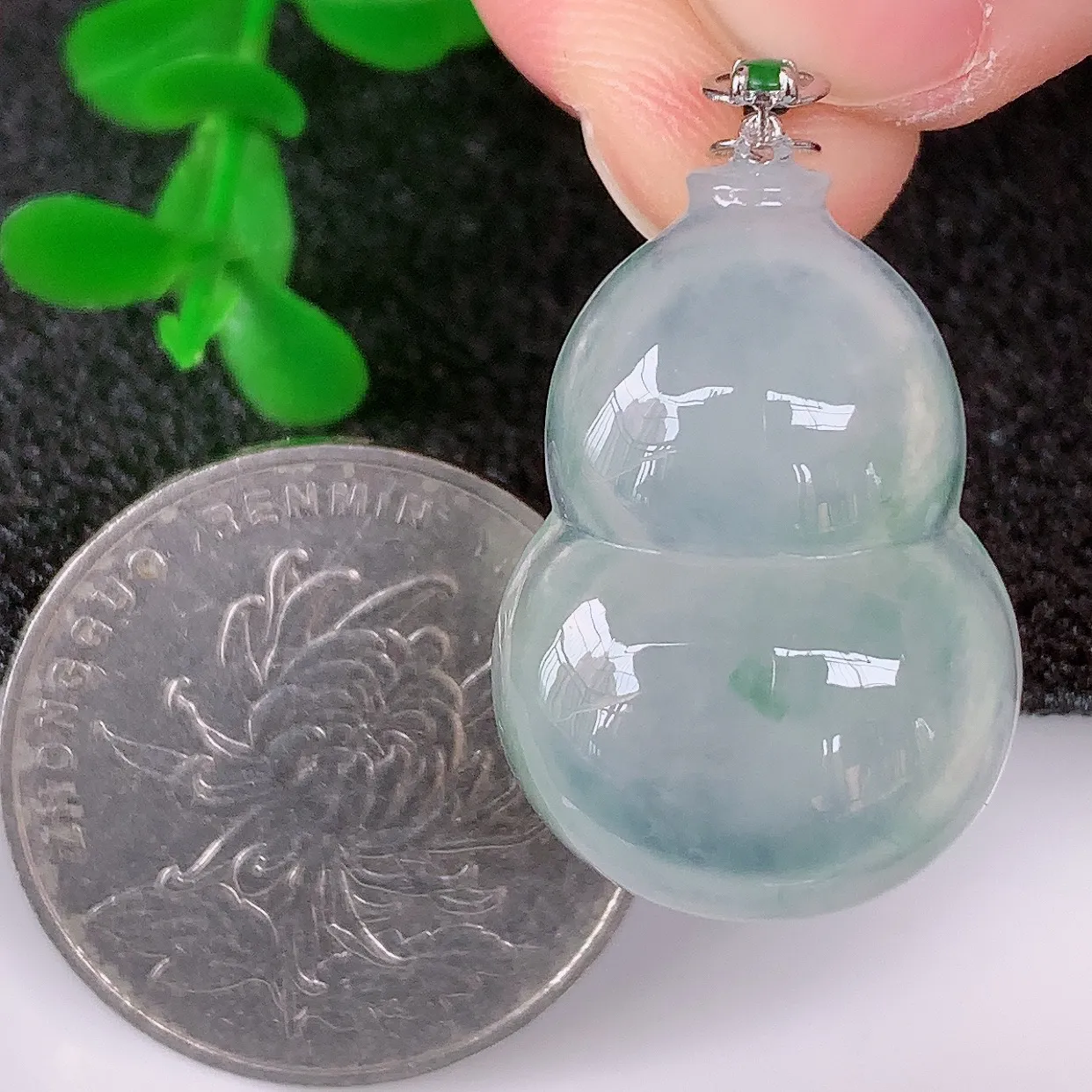 自然光实拍，18K金镶嵌冰种飘花翡翠葫芦吊坠，翡翠葫芦，寓意福禄双全，财源滚滚，佩戴效果优雅迷人！#60.13整体30.6*裸石24.6*17.5*6