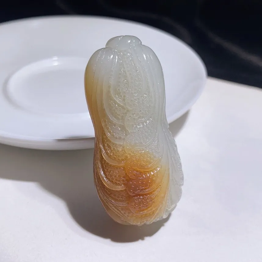 新疆且末糖遇百财白菜挂件。尺寸50/26/22重36.9克。玉质细腻油润。手推出油。品相大气 lt2