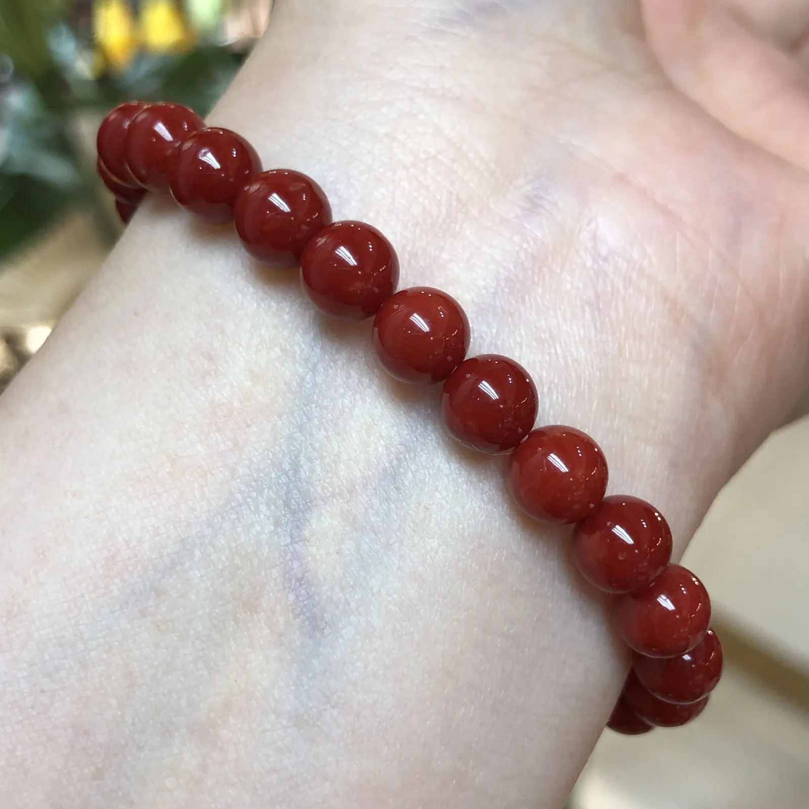 【天然赤血牛血红珊瑚7mm圆珠手串】赤血牛血红颜色，光泽柔润透亮，直径约为7-6.6mm，重量12.15克，共26颗，珊瑚本为佛教珍宝，来自深海千年生长，有生长纹，属于有机宝石，气场强大，材料西班牙产地，科西卡材料，珍贵！每粒均为天然无添加无修补！收藏精品！传承宝贝！