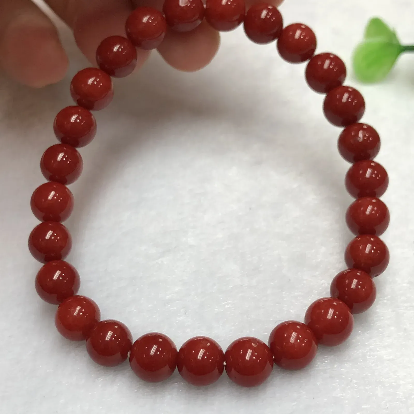 【天然赤血牛血红珊瑚7mm圆珠手串】赤血牛血红颜色，光泽柔润透亮，直径约为7-6.6mm，重量12.