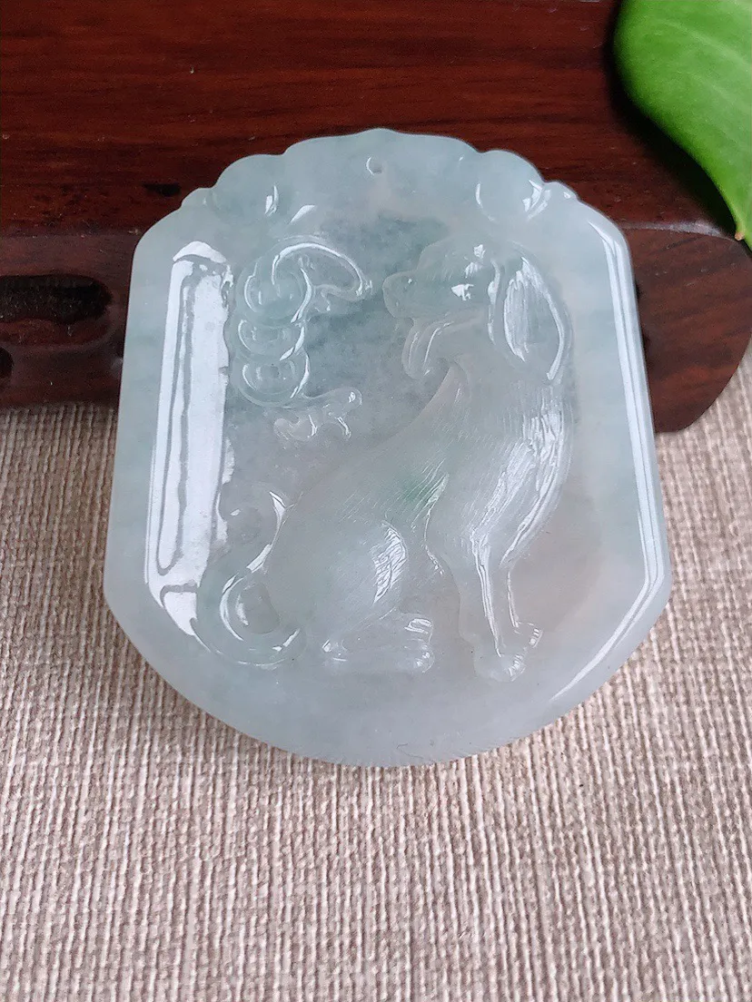缅甸a货翡翠ddj老坑冰种生肖狗吊坠 整体59×43×5.7mm 26.35