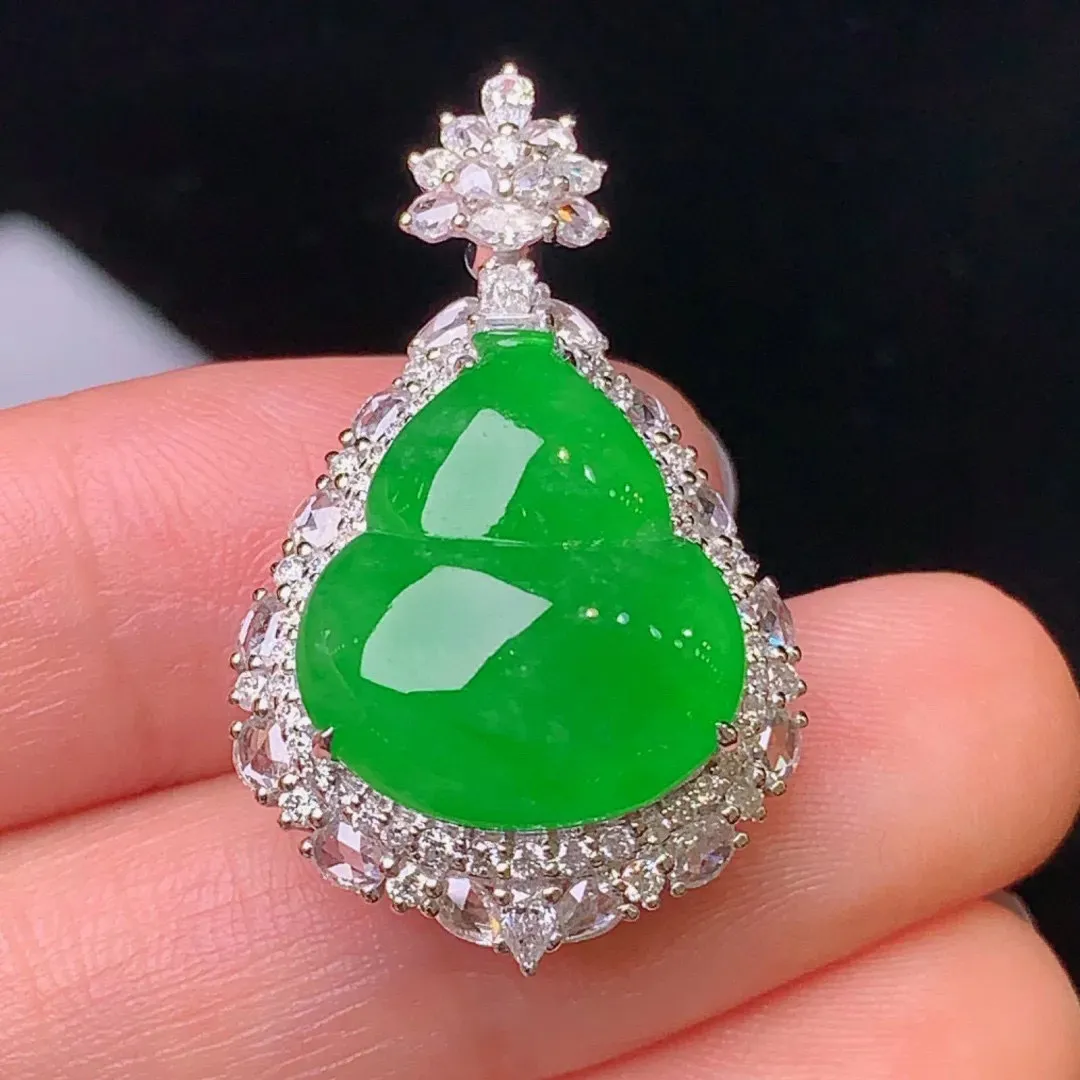 18k金钻镶嵌满绿葫芦吊坠 玉质细腻 色泽艳丽 厚身饱满 整体尺寸30.7*19*12.2