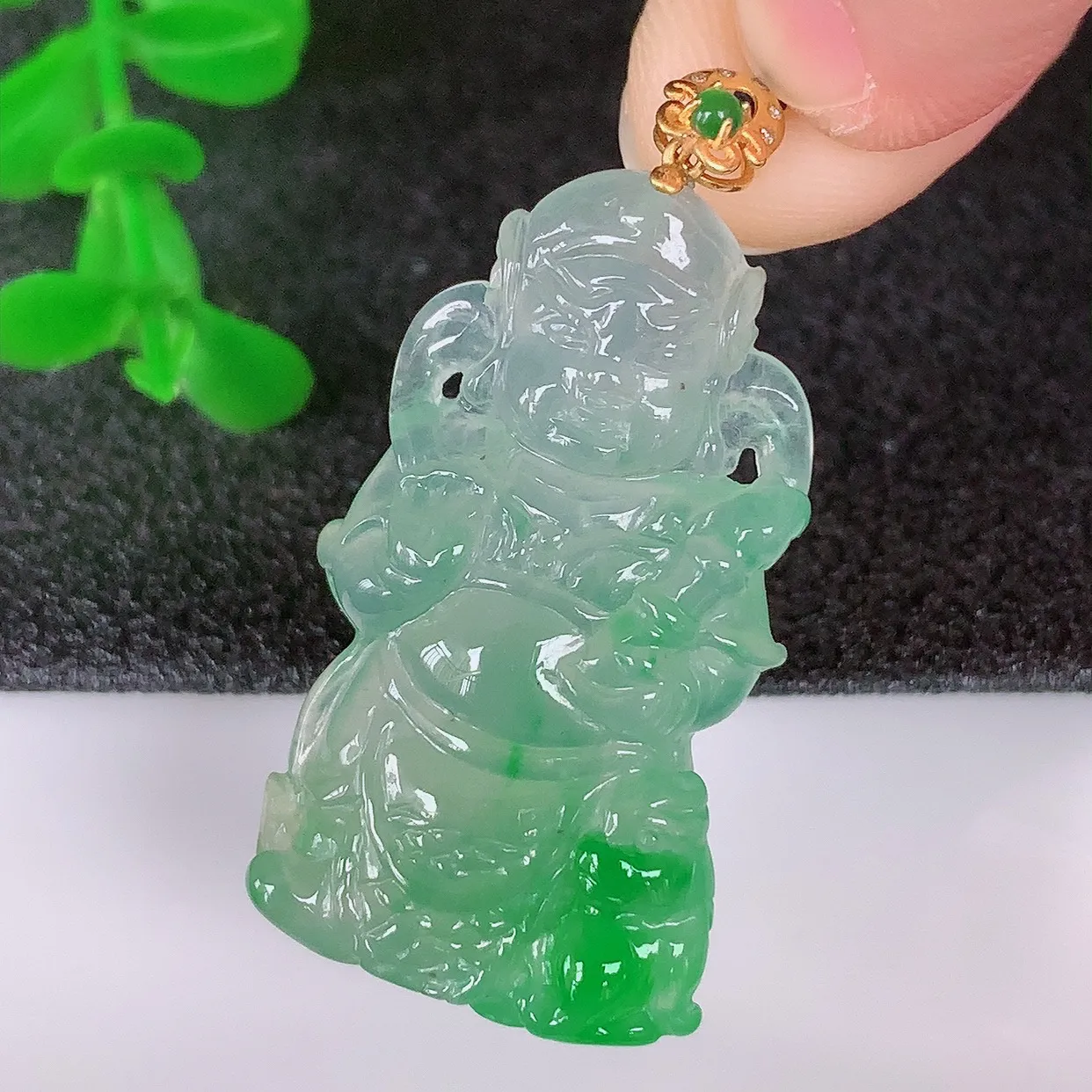 自然光实拍，18k金镶嵌糯冰种飘阳绿翡翠不动明王吊坠，沁人心脾，精致典雅的设计，为佩戴者，增添色彩，送礼自留都是佳品选择！#1.13整体38*裸石31.5*18.5*5.8