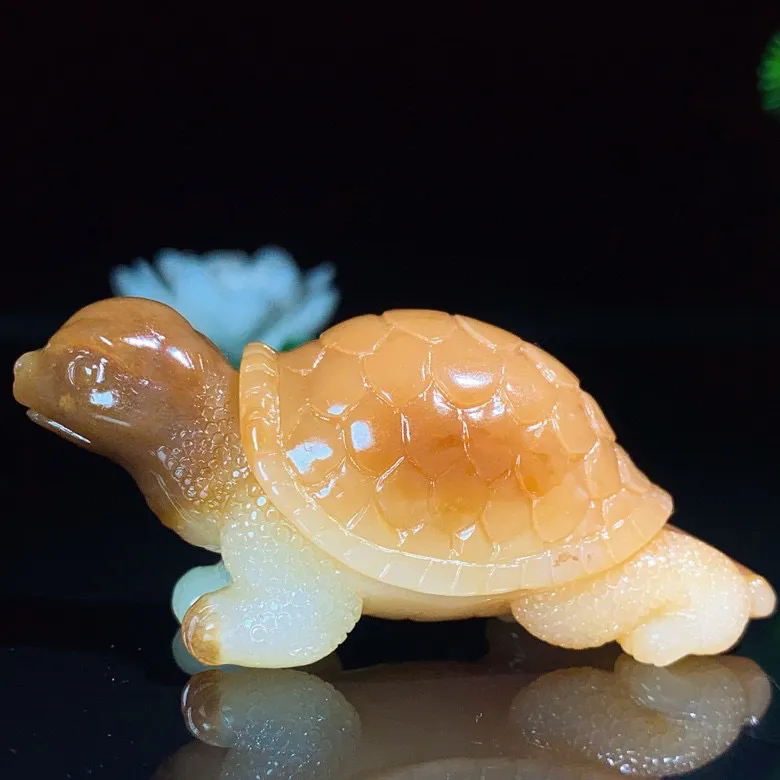 新疆且末糖龙龟富贵长寿把件。尺寸71/30/25重65.8克。玉质细腻油润。手推出油。品相大气。 lt250513
