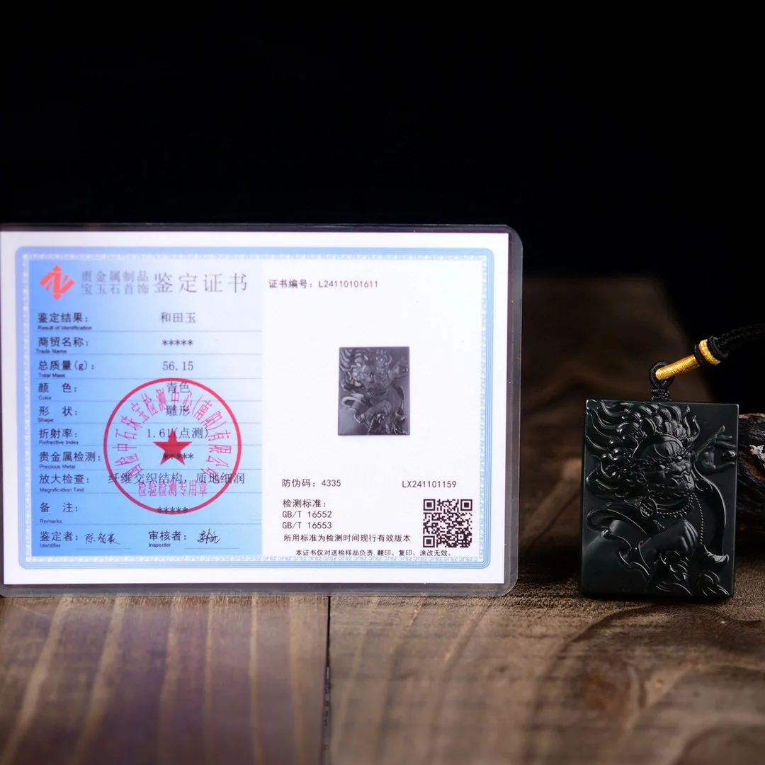 新疆和田玉塔青大黑天吊坠 造型饱满，颜色漂亮，精致雕刻。大黑天本是婆罗门教湿婆（即大自在天）的化身，后为佛教吸收而成为佛教的护法神，特别是在密宗中大黑天是重要的护法神，是专治疾病之医神与财富之神。坠重：56.15g 尺寸 39.6/50/11 品质保证 配精美手工绳项链