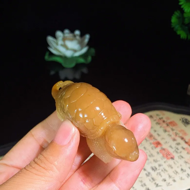 新疆且末糖龙龟富贵长寿把件。尺寸71/30/25重65.8克。玉质细腻油润。手推出油。品相大气。 lt250513