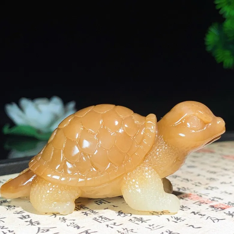 新疆且末糖龙龟富贵长寿把件。尺寸71/30/25重65.8克。玉质细腻油润。手推出油。品相大气。 lt250513
