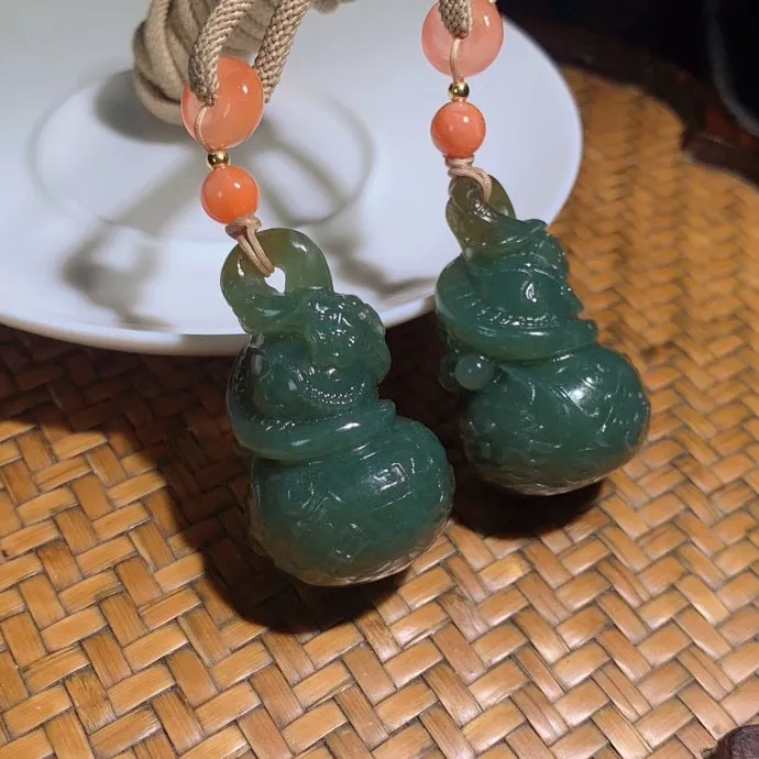一对新疆且末料福禄寿葫芦挂件。尺寸38/22总重48克。玉质细腻油润。手推出油。品相大气。 lt250512