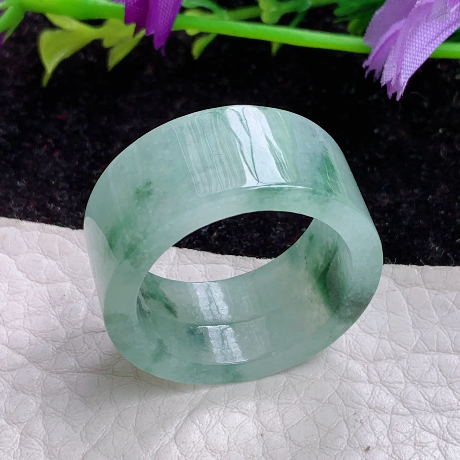 实拍zl缅甸翡翠A货冰润飘花22mm内径玉扳指 玉吊坠 尺寸22*12.6*3.8mm