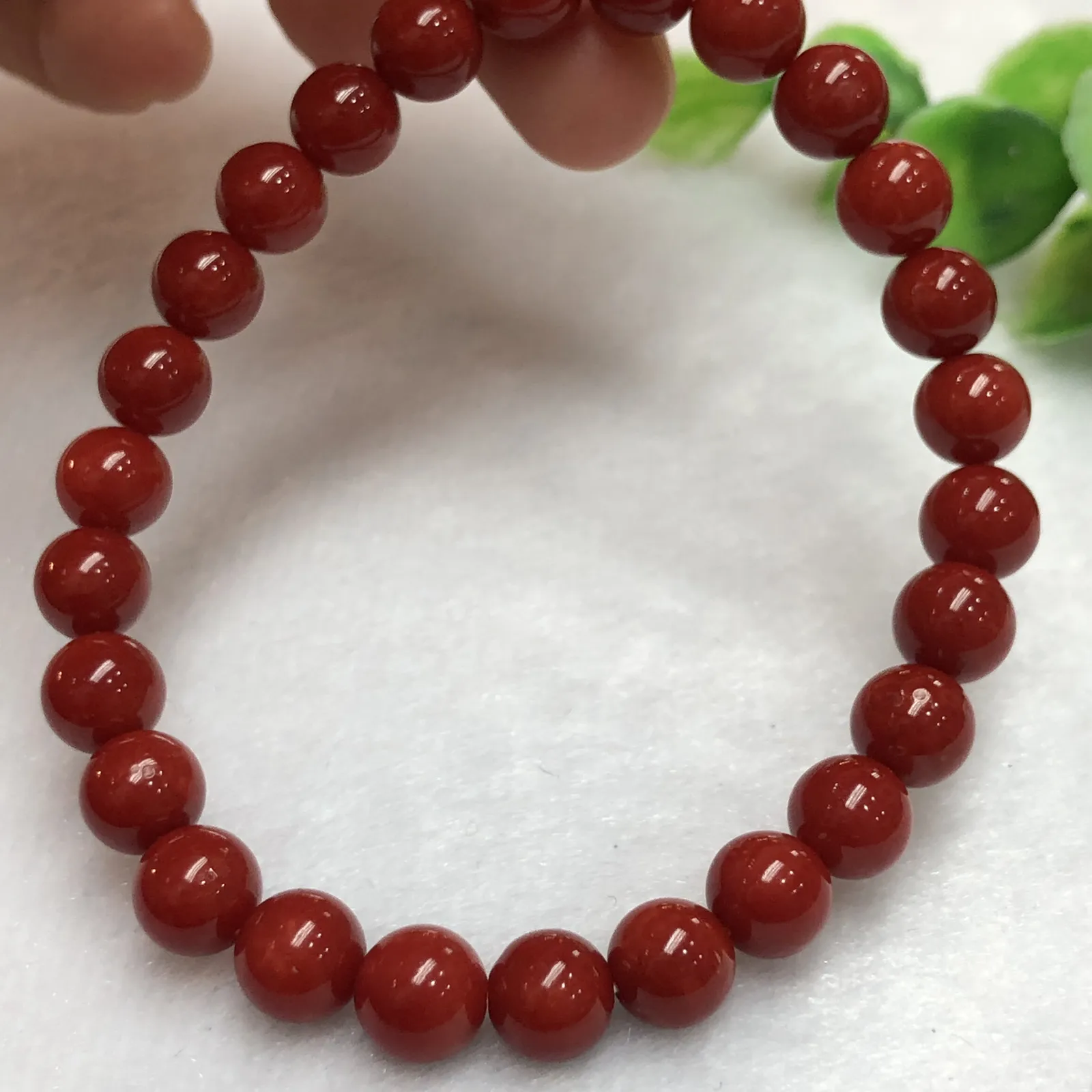 【天然赤血牛血红珊瑚7mm圆珠手串】赤血牛血红颜色，光泽柔润透亮，直径约为7-6.6mm，重量12.15克，共26颗，珊瑚本为佛教珍宝，来自深海千年生长，有生长纹，属于有机宝石，气场强大，材料西班牙产地，科西卡材料，珍贵！每粒均为天然无添加无修补！收藏精品！传承宝贝！