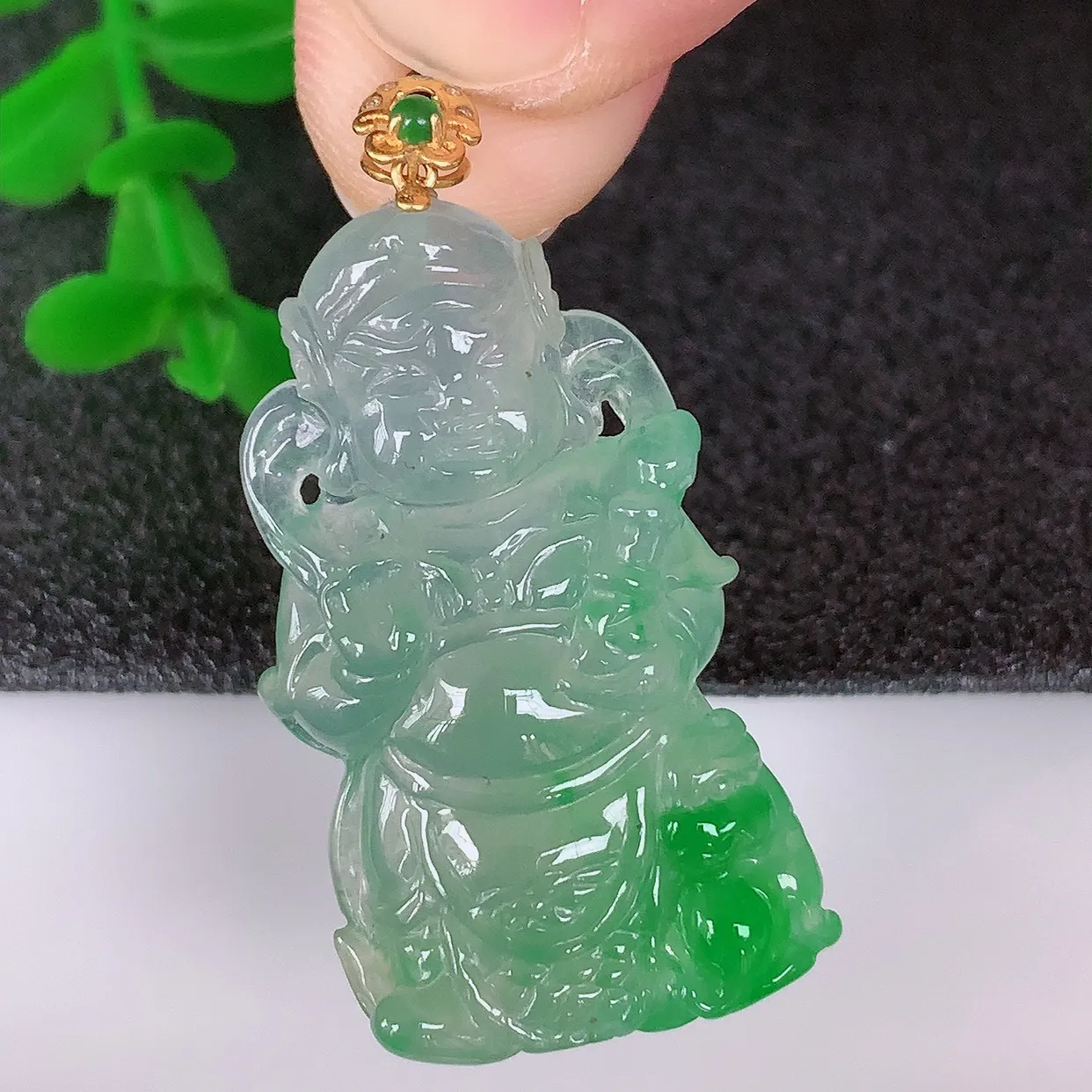 自然光实拍，18k金镶嵌糯冰种飘阳绿翡翠不动明王吊坠，沁人心脾，精致典雅的设计，为佩戴者，增添色彩，送礼自留都是佳品选择！#1.13整体38*裸石31.5*18.5*5.8