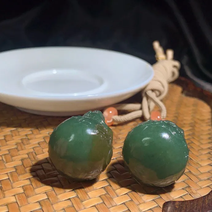 一对新疆且末料福禄寿葫芦挂件。尺寸38/22总重48克。玉质细腻油润。手推出油。品相大气。 lt250512