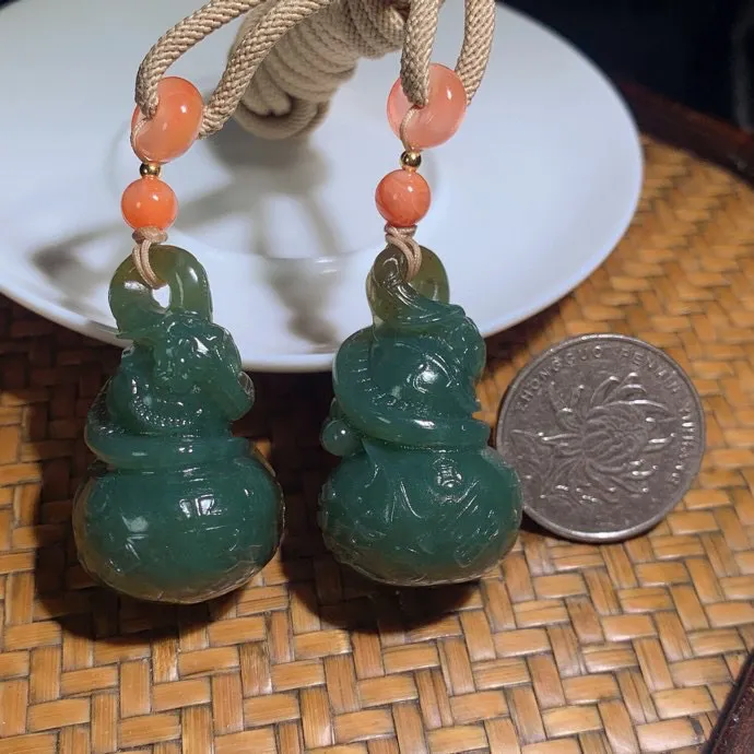 一对新疆且末料福禄寿葫芦挂件。尺寸38/22总重48克。玉质细腻油润。手推出油。品相大气。 lt250512