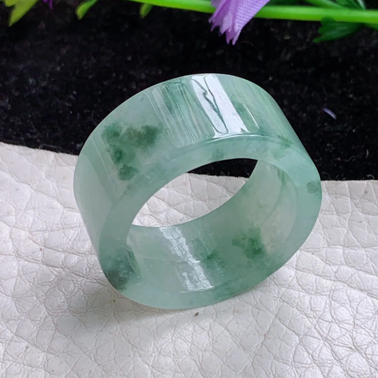 实拍zl缅甸翡翠A货冰润飘花22mm内径玉扳指 玉吊坠 尺寸22*12.6*3.8mm