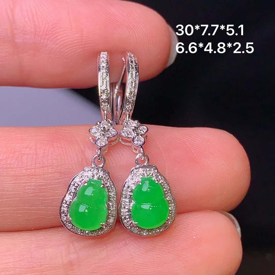 18k金钻镶嵌满绿葫芦耳坠 玉质细腻 色泽艳丽 整体尺寸30*7.7*5.1