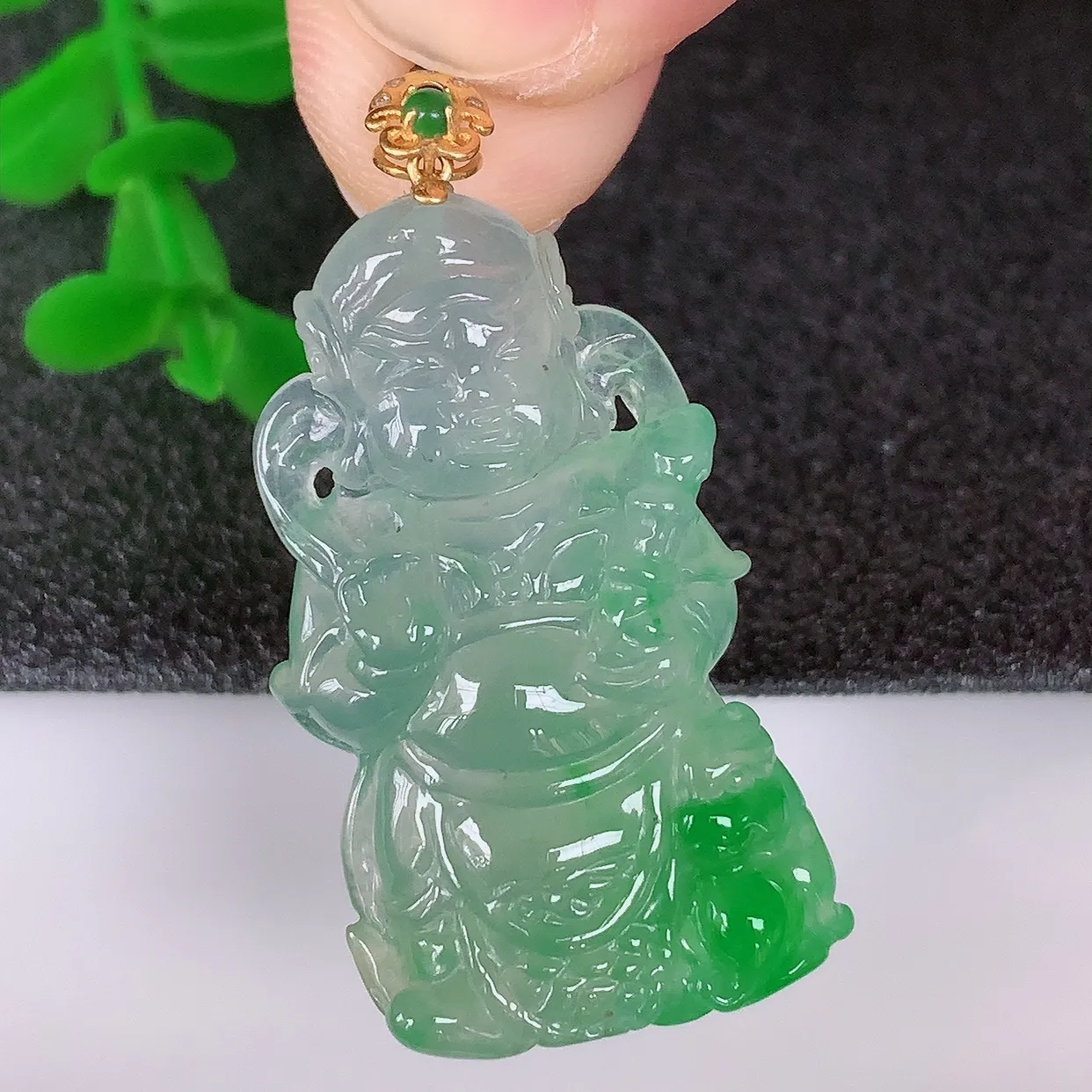 自然光实拍，18k金镶嵌糯冰种飘阳绿翡翠不动明王吊坠，沁人心脾，精致典雅的设计，为佩戴者，增添色彩，送礼自留都是佳品选择！#1.13整体38*裸石31.5*18.5*5.8